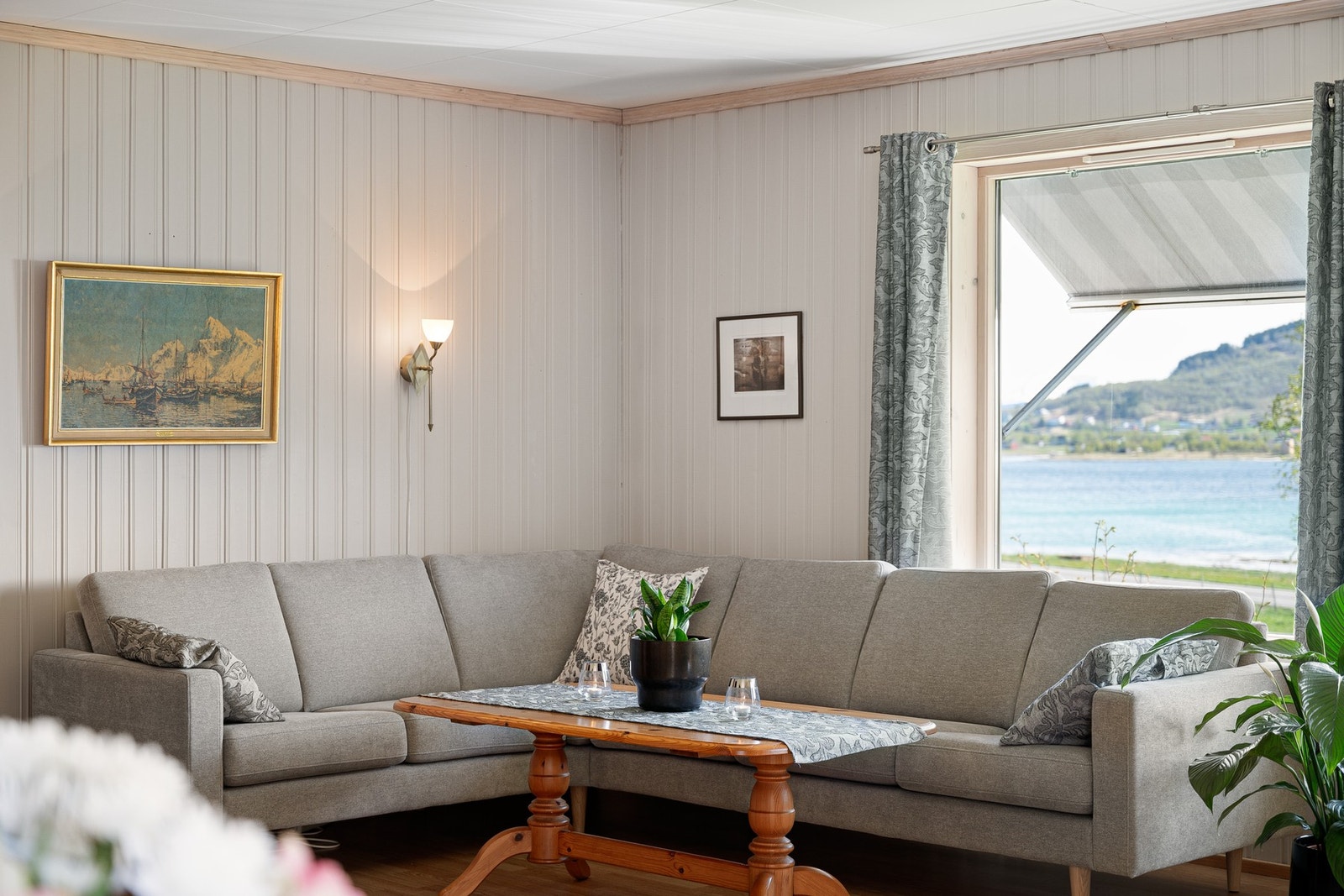 Koselig utsikt fra sofakroken, her ser du ned til fjæra Galleribilde