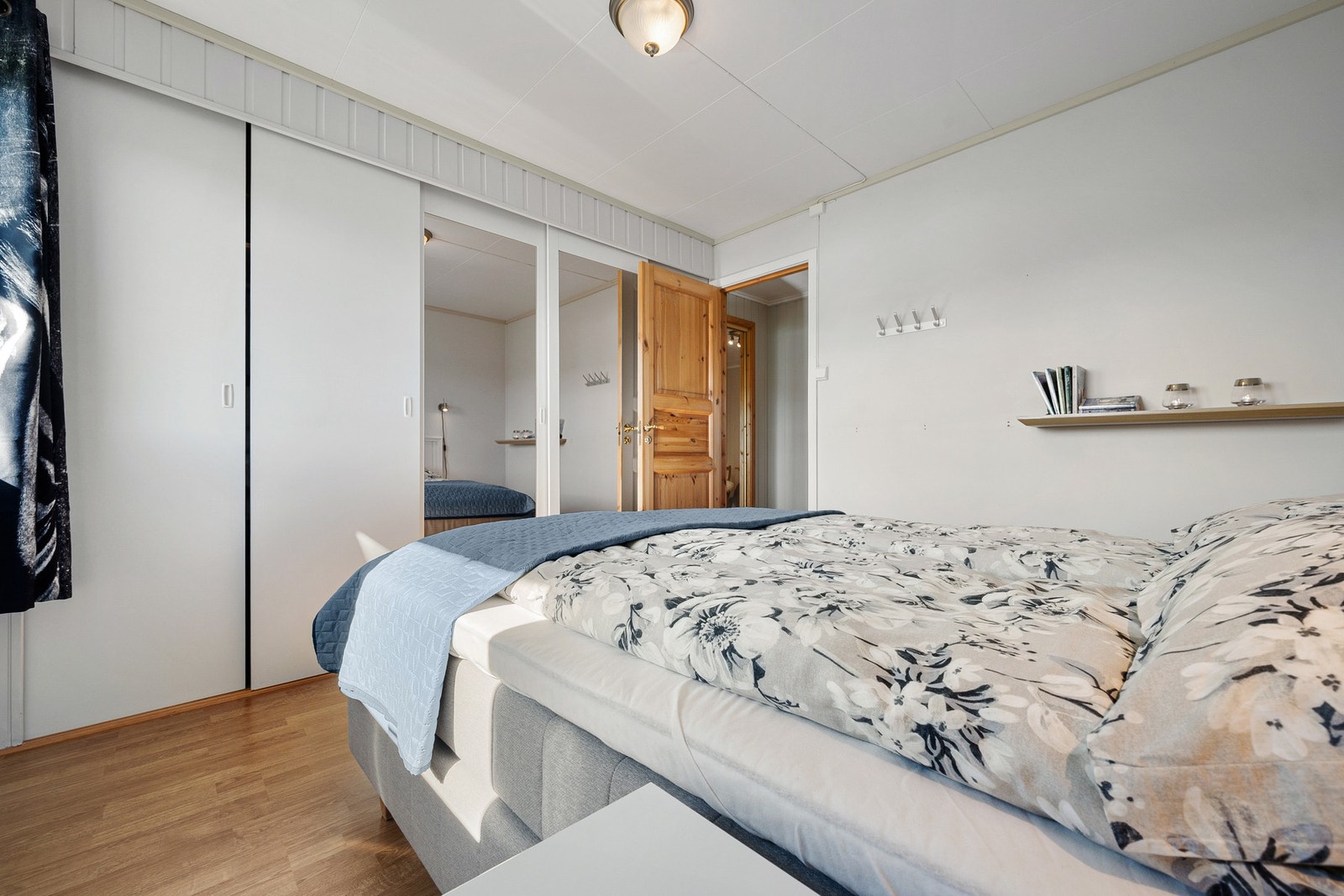 God størrelse på rommet og innebygd skyvedørsgarderobe langs veggen - akkurat slik hovedsoverommet burde være :) Galleribilde