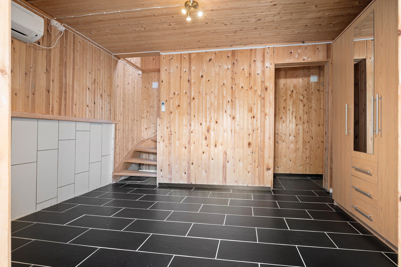 Kjelleretasjen inneholder blant annet vaskerom og rikelig lagringsplass, og etasjen varmes opp med varmepumpe (2017) Galleribilde