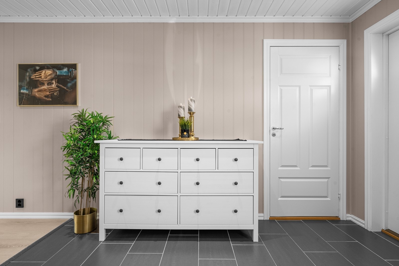 Hall/entre med plass for garderobeskap eller annen oppbevaring for yttertøy og sko. Galleribilde