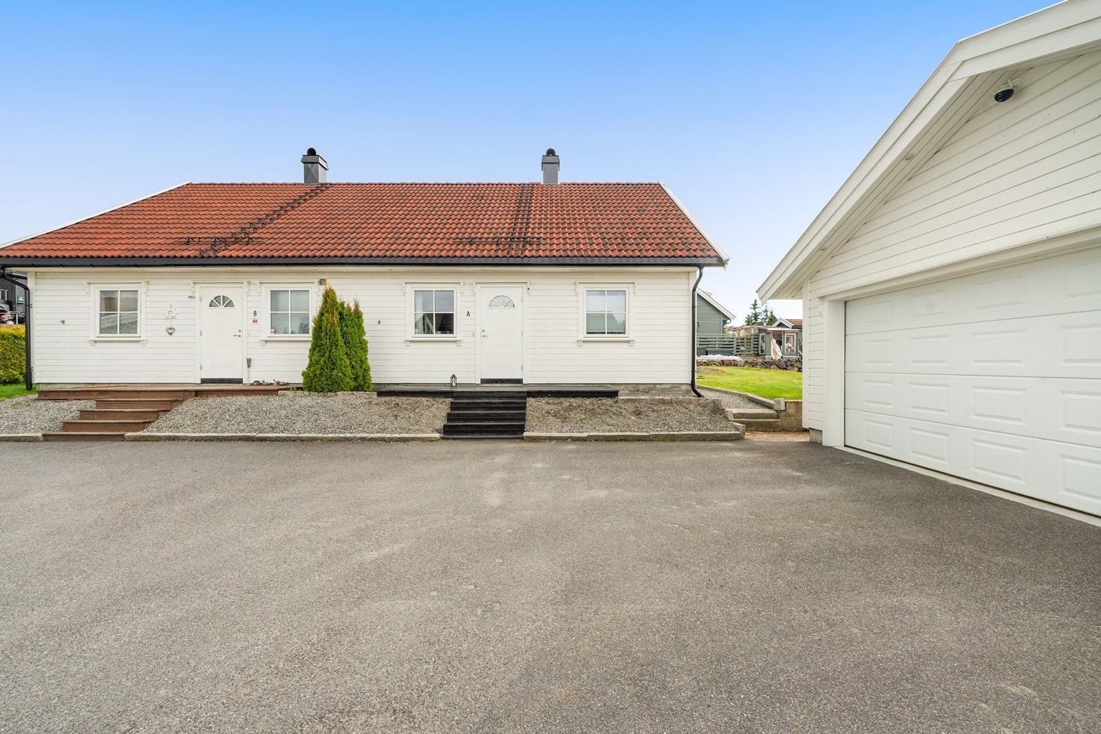 Det er parkering i dobbelgarasje og oppstillingsplass. Galleribilde