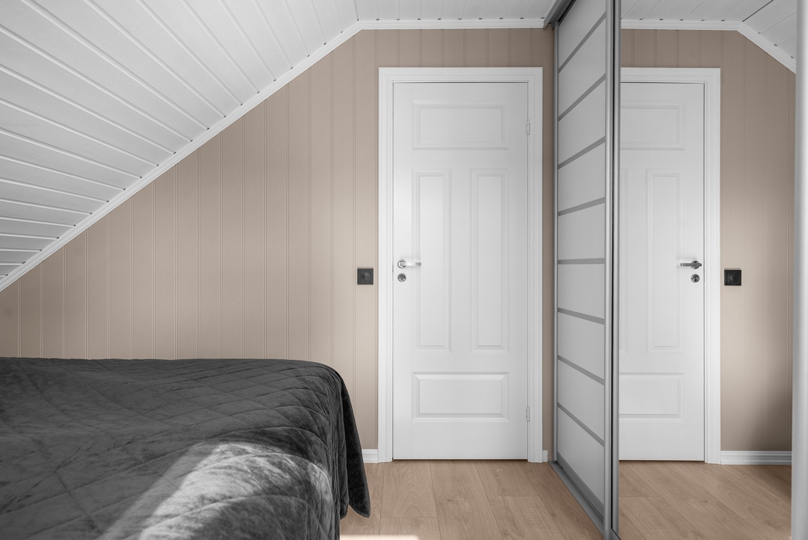 Det er en praktisk skyvedørsgarderobe og god plass for dobbelseng. Galleribilde