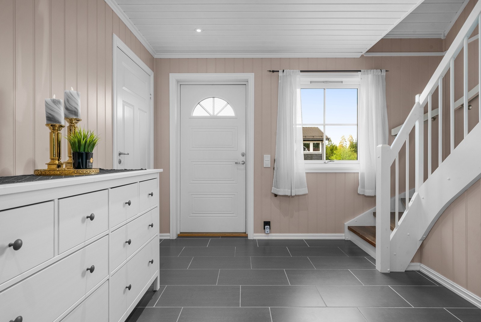 Entré/ hall har også varmekabler i gulv. Galleribilde
