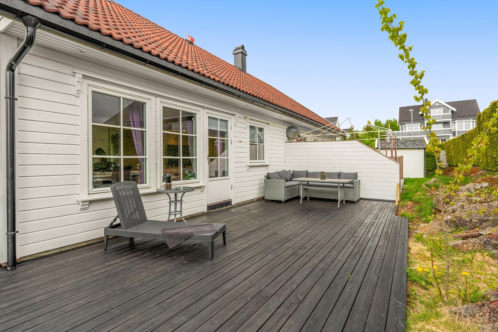 Boligen har fine uteplasser hvor sommeren kan nytes. Galleribilde