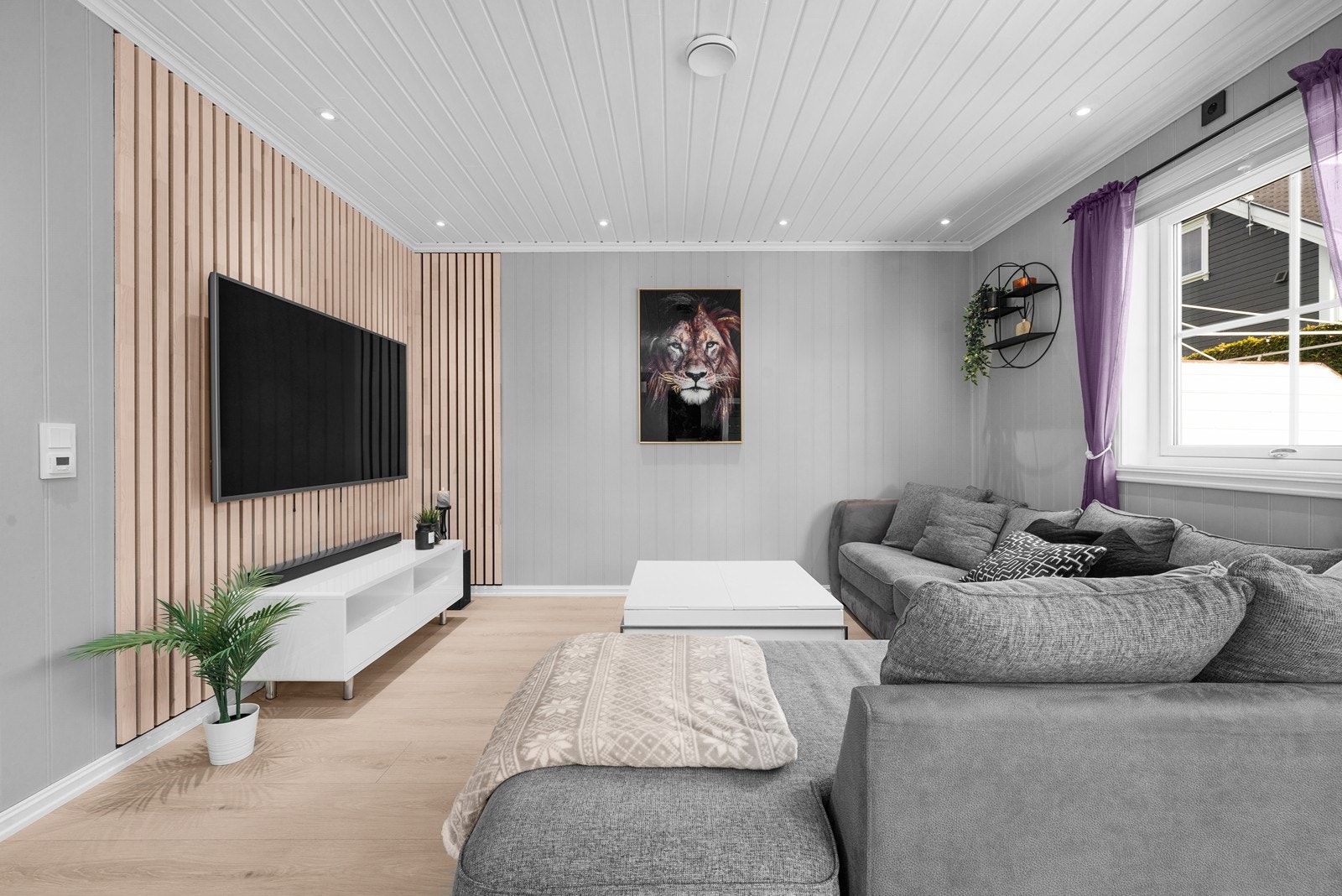 Det er lagt nye gulv og montert spilevegg. Galleribilde