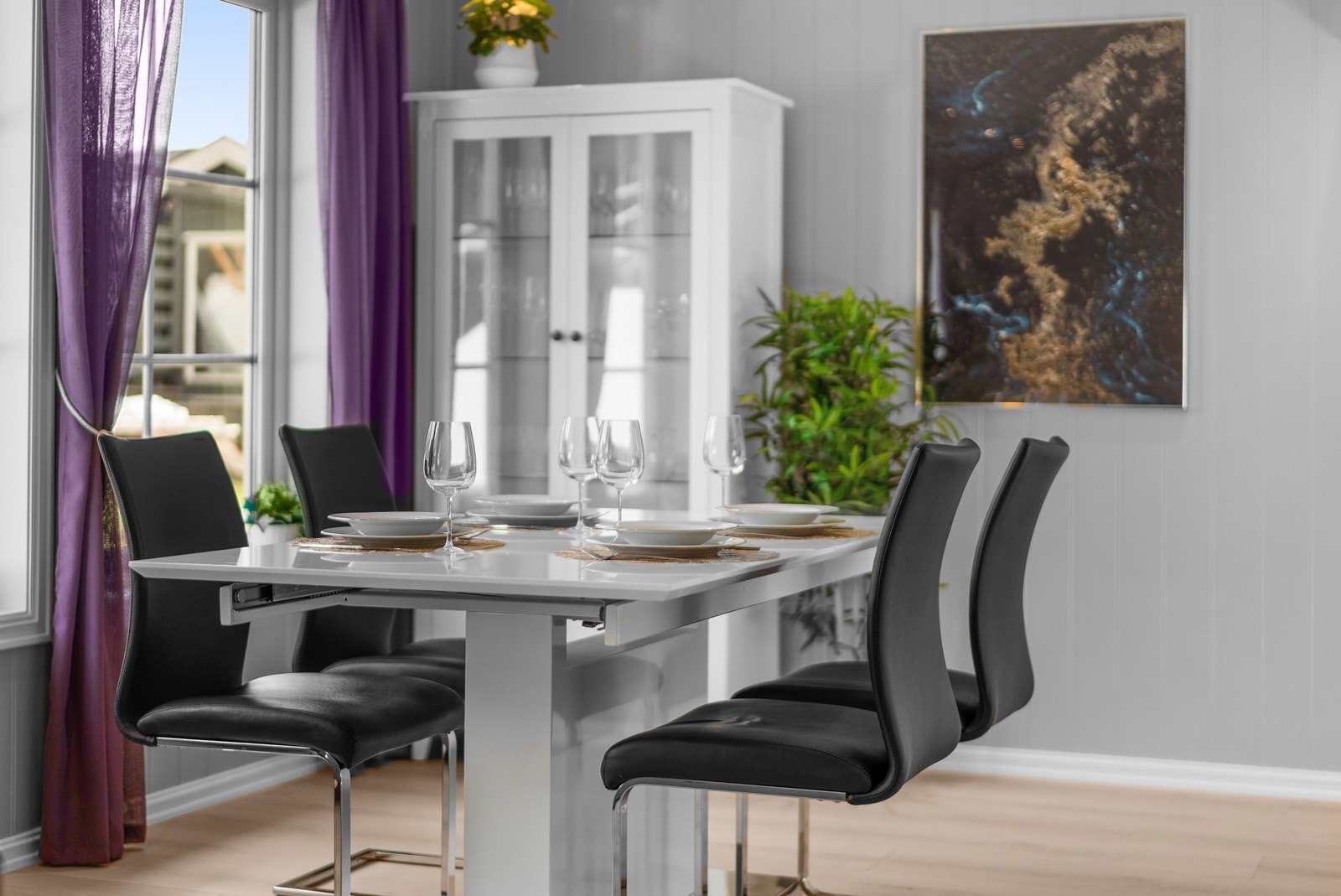 Spisestuen. Rikelig med lysinnslipp fra store vindusflater. Galleribilde