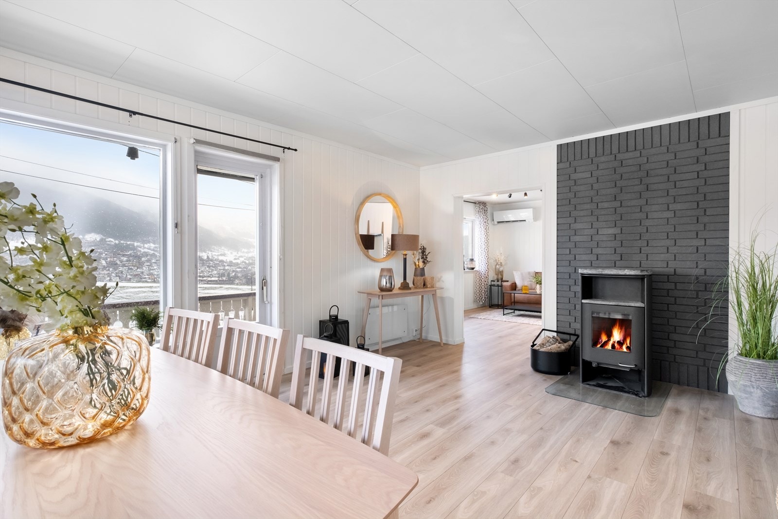 Stue med vedovn og utgang til terrasse. Galleribilde