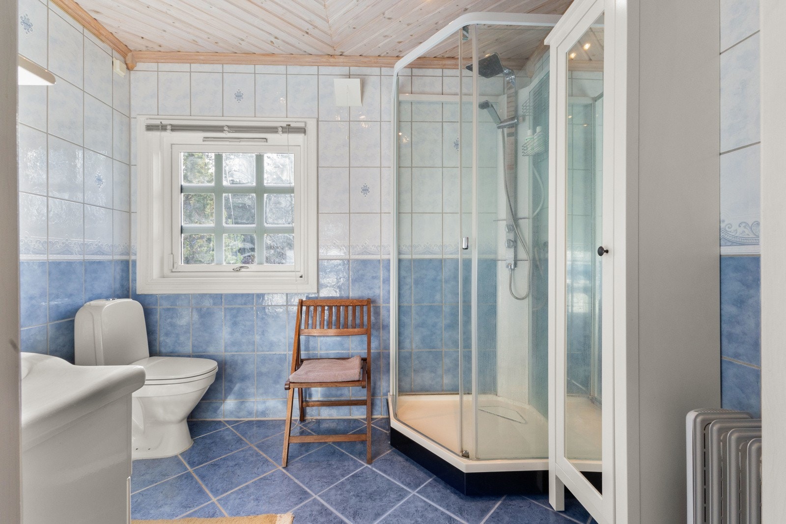 Badet er flislagt på både gulv og vegger, med malt panel i himling. gullvarme på bad. Galleribilde