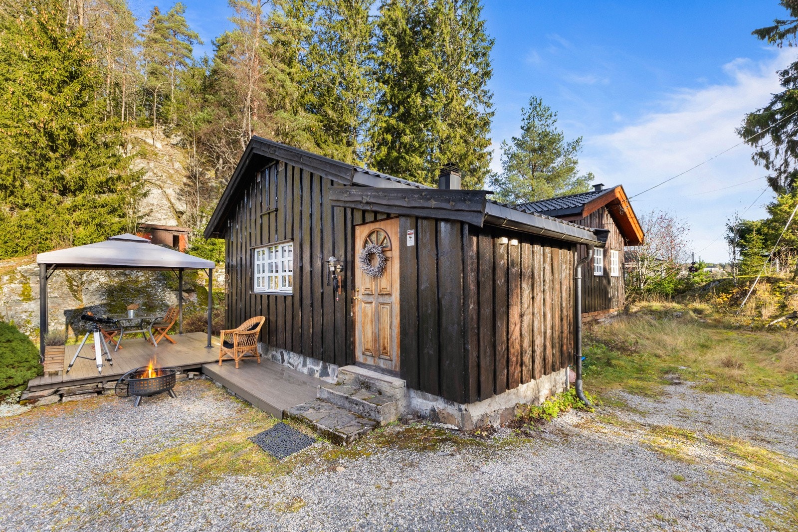 Hytta ligger nydelig til i Knurrestadvika ved innsjøen Lyseren, i Ytre Enebakk, med kort avstand til Lyseren strandpark. Galleribilde