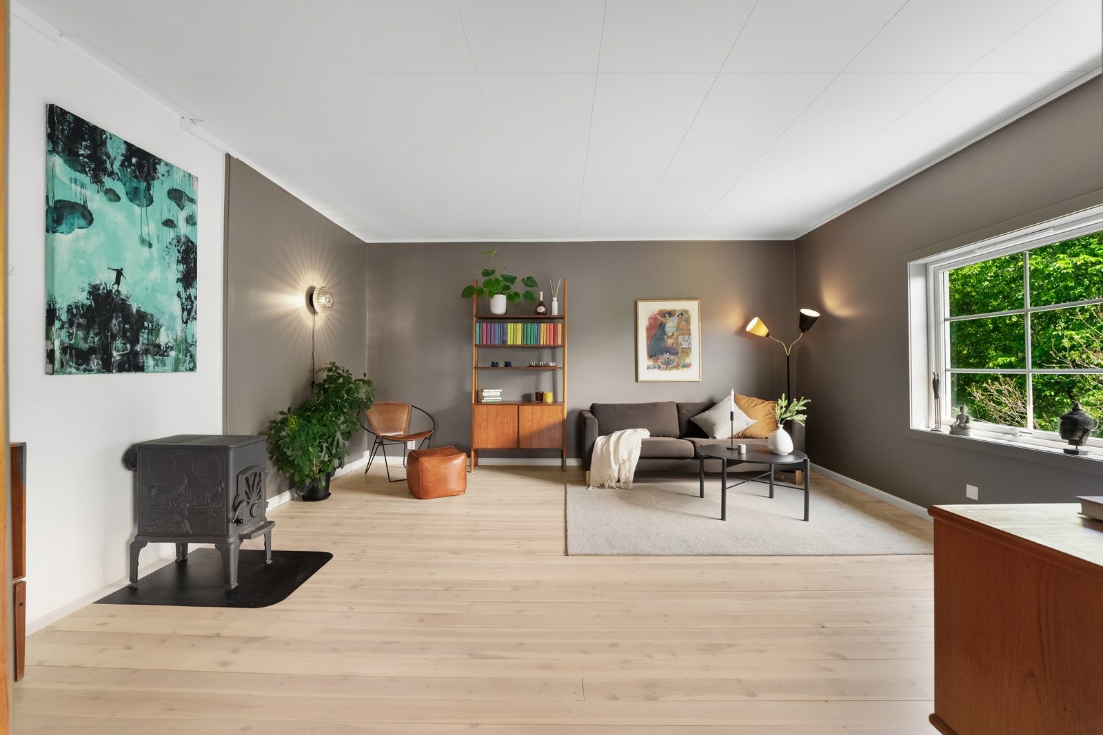 Hyggelig ildsted og store vindusflater Galleribilde