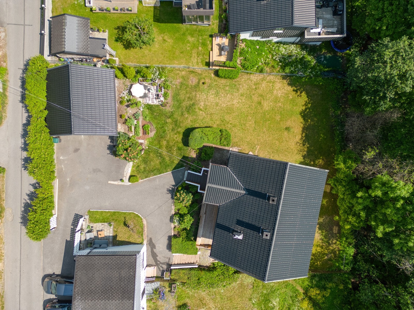 Tomten er på over 900 kvm og ligger skjermet mot skog med gode solforhold og rikelig med tumleplass i velstelt hage. Galleribilde