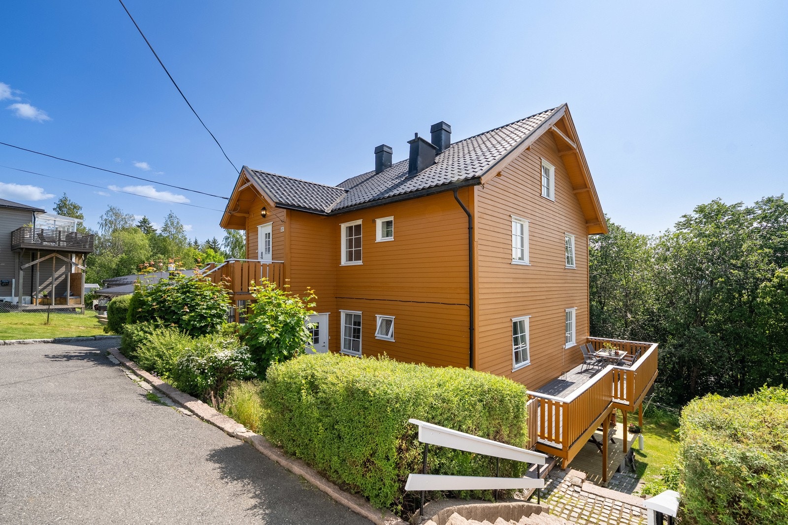 Tomten er på over 900 kvm og ligger skjermet mot skog med gode solforhold og rikelig med tumleplass i velstelt hage. Galleribilde