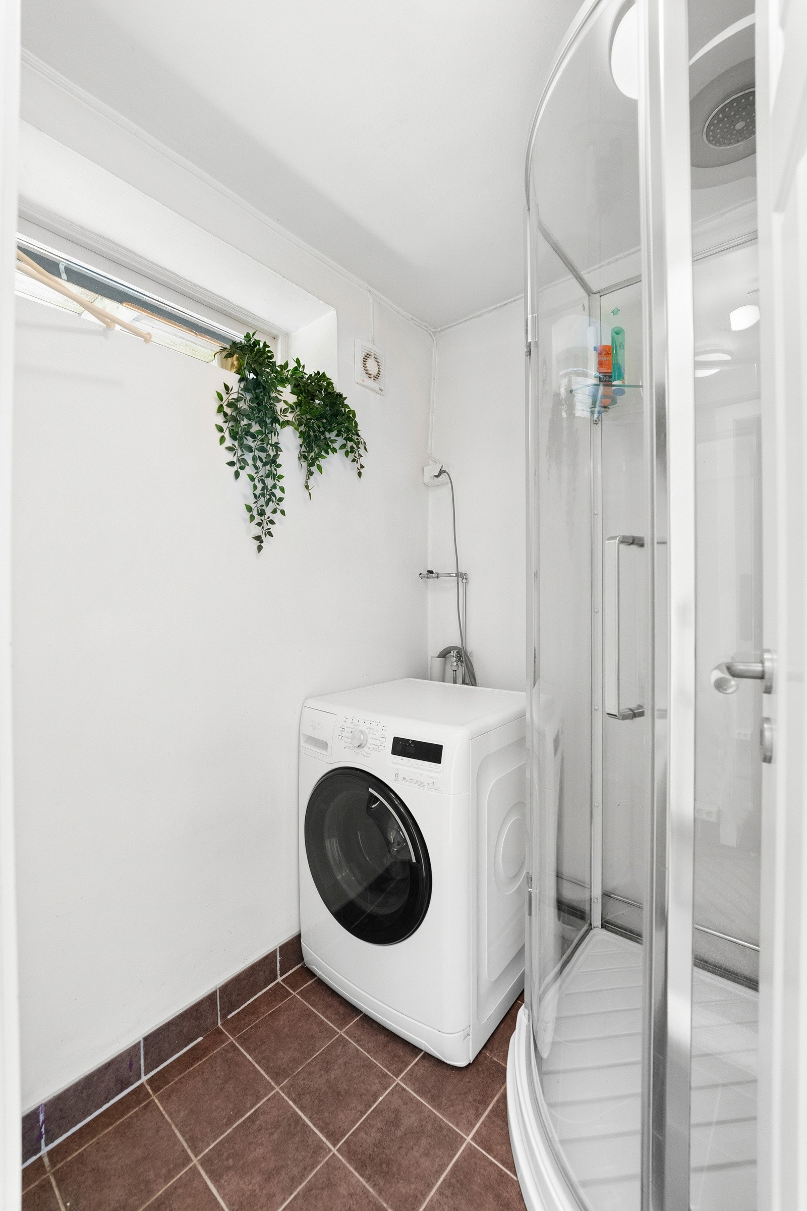 Badet i underetasjen ble pusset opp i 2012/13 og har lysmalte vegger og varme i gulv. Rommet er utstyrt med dusjkabinett og opplegg for vaskemaskin. Galleribilde
