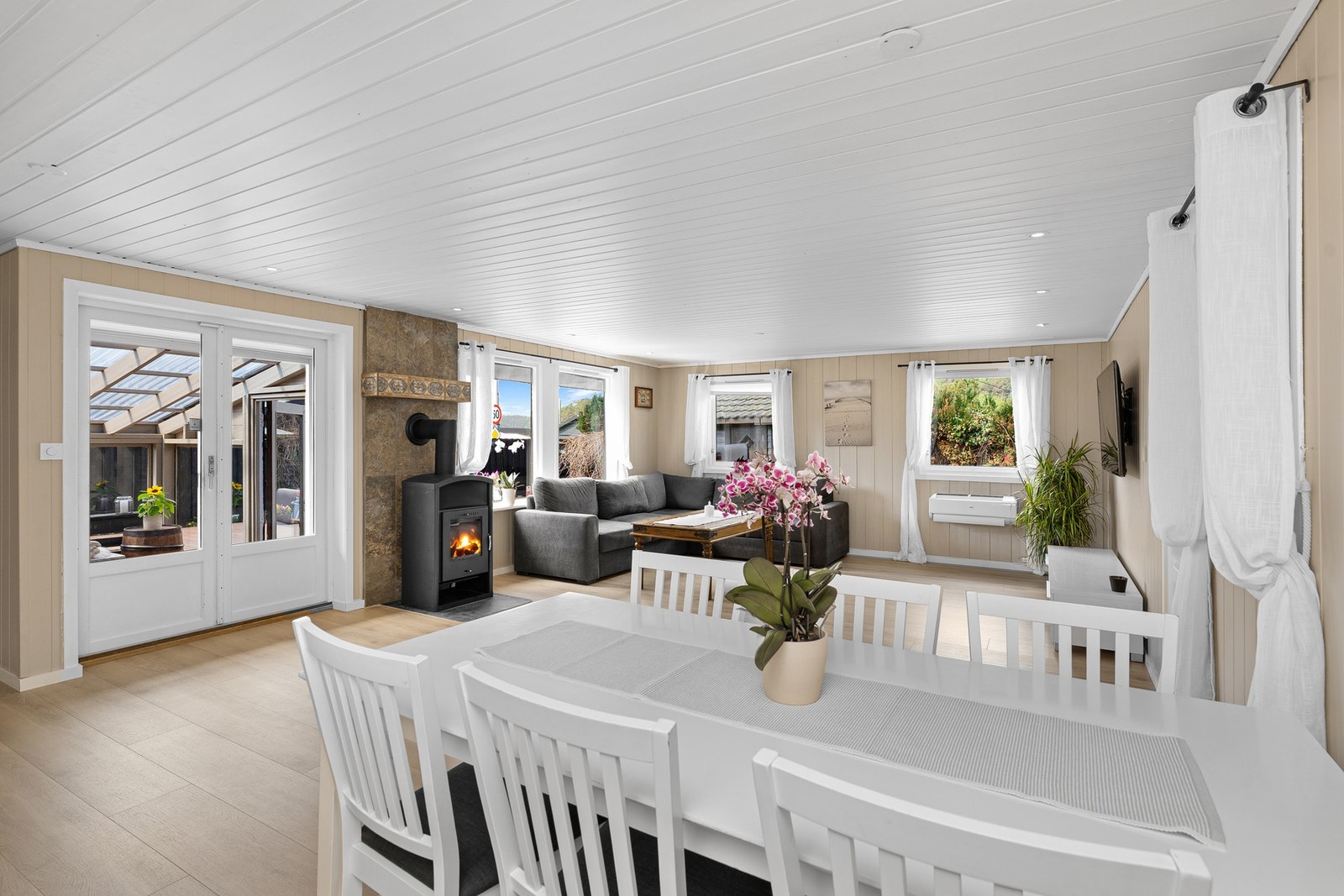 Utgang til terrasse og hagestue Galleribilde