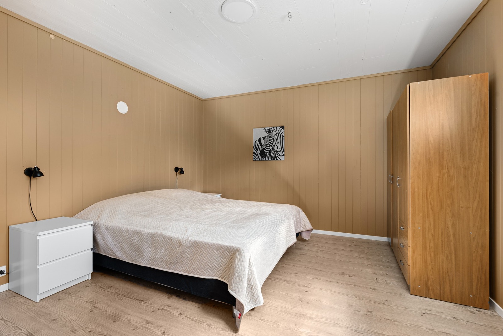Hovedsoverom med garderobeskap og luke til loft Galleribilde