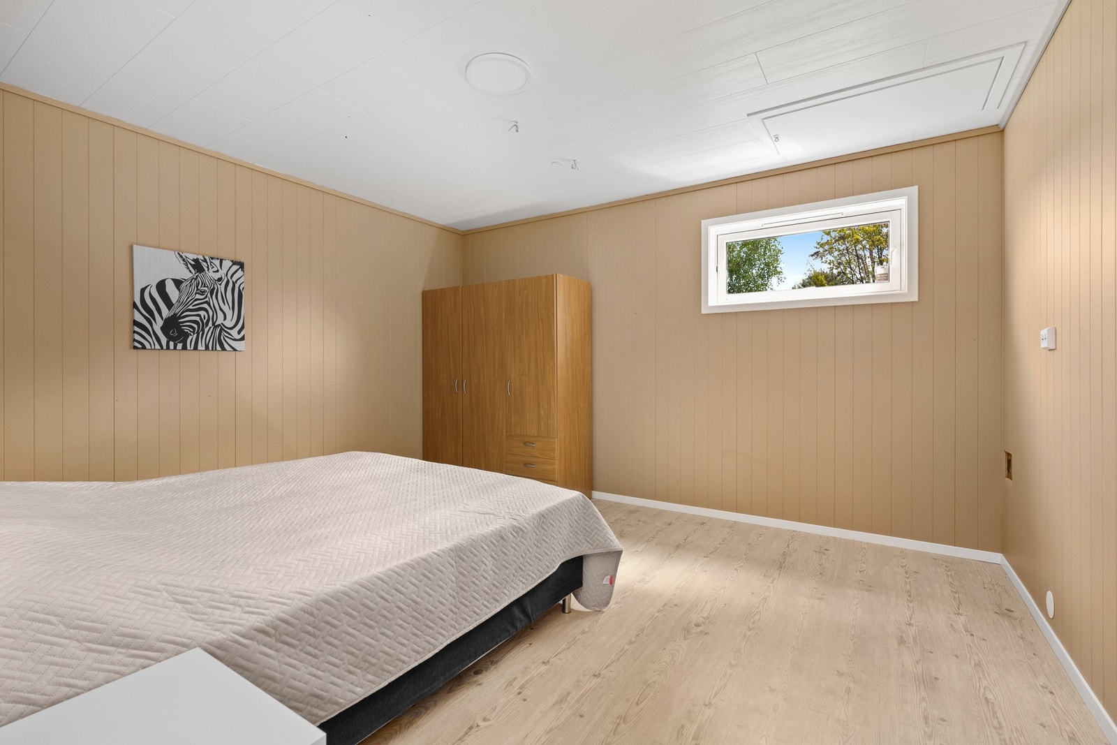 Hovedsoverom med garderobeskap og luke til loft Galleribilde