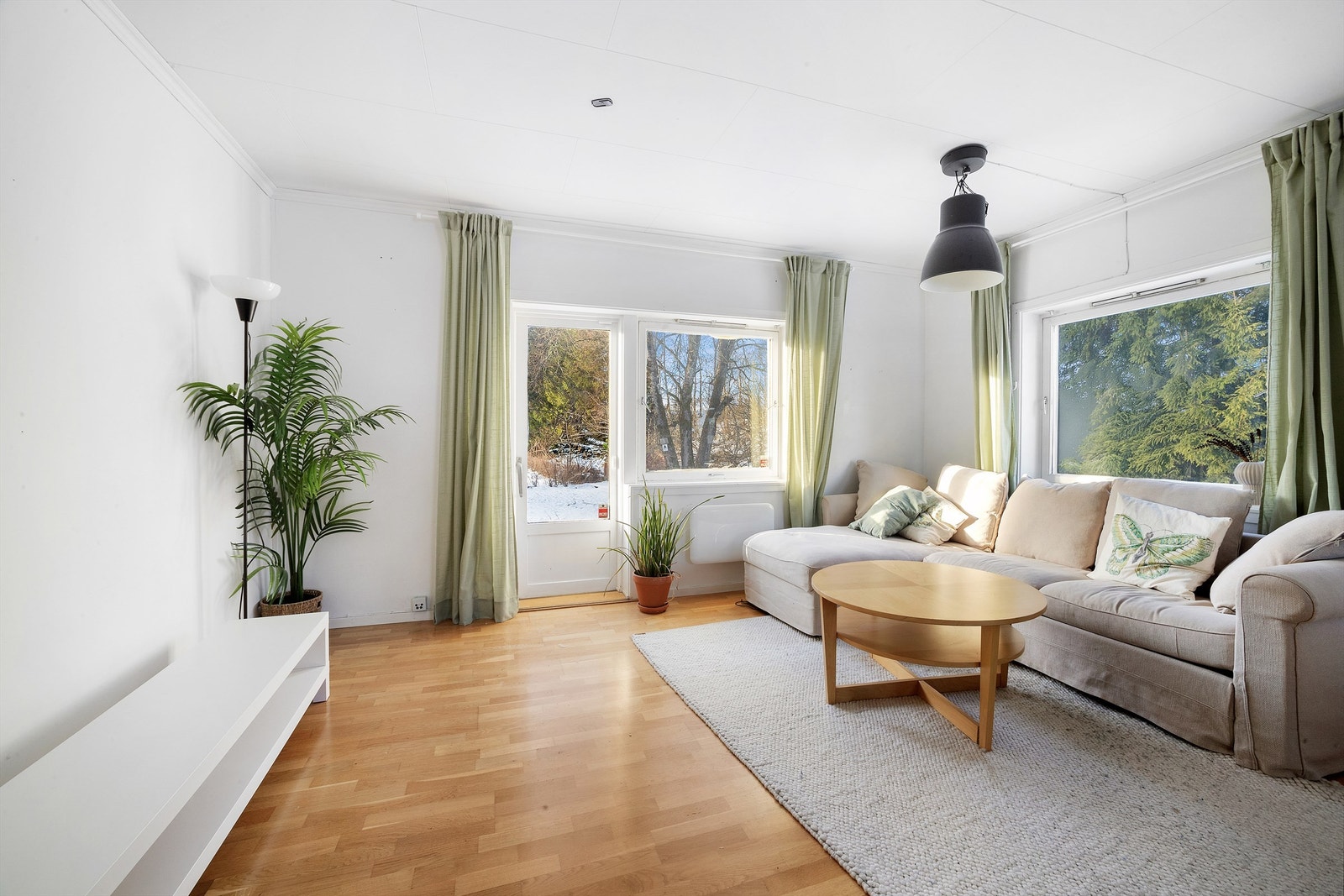 Fra stuen i 1. etasje er det utgang til uteområde der hagebord og stoler kan plasseres. Galleribilde