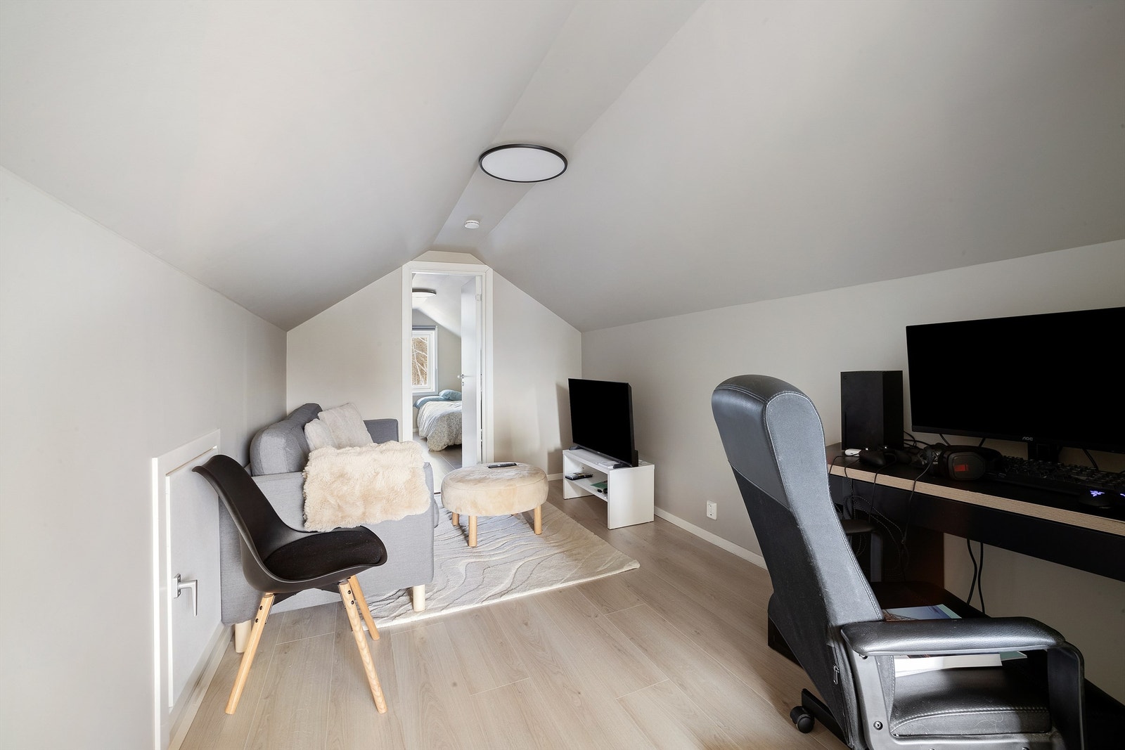 Det er lagringsplass på kneloft. Galleribilde