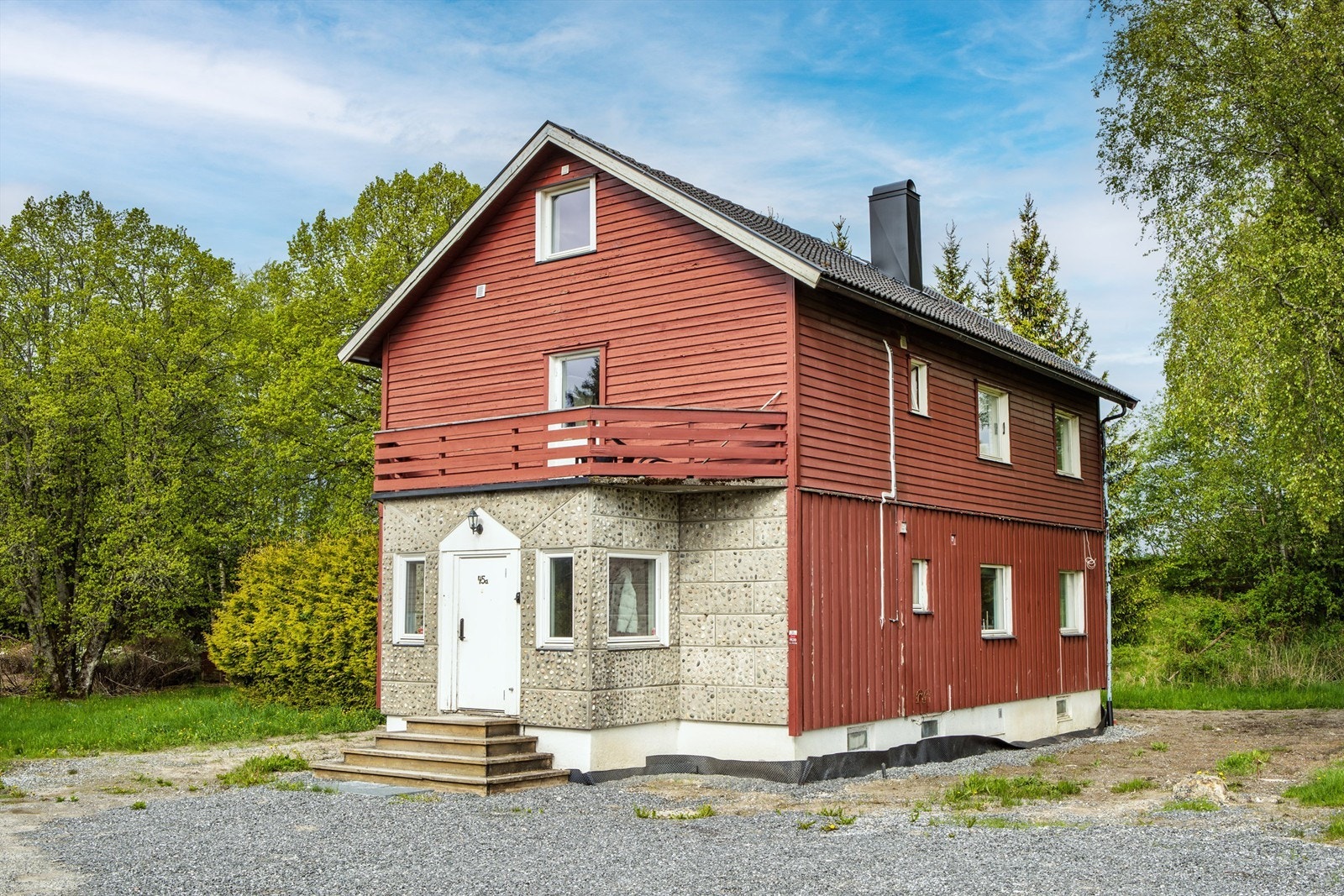 I 2. etasje er det utgang til altan på ca. 10 kvm. Galleribilde