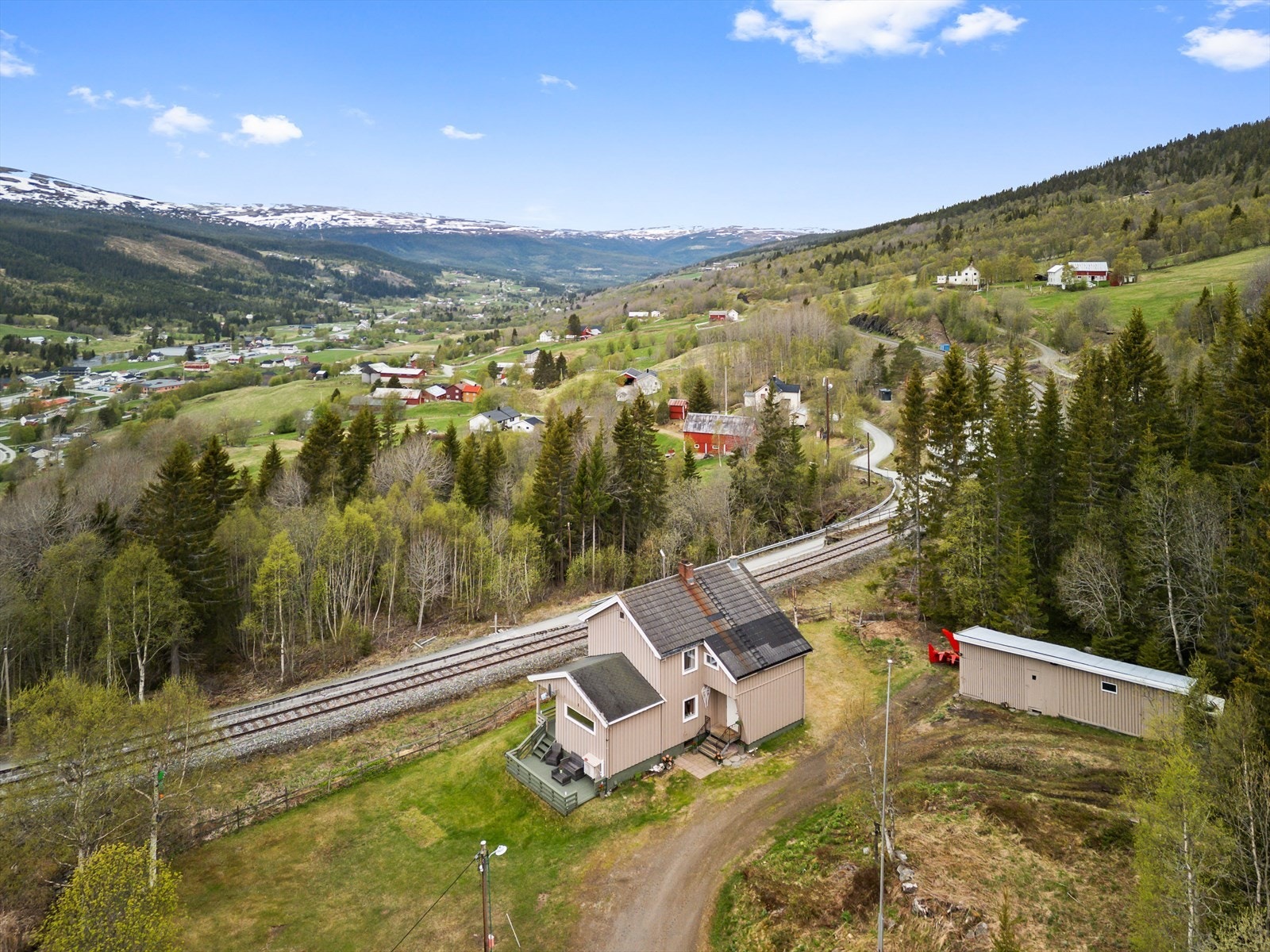Eiendommen har en landlig beliggenhet med herlig utsikt over Ålen. Galleribilde