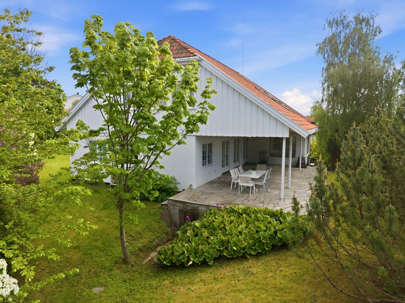 Den romslige hagen har lekestue, flaggstang, akebakke og god plass til mange aktiviteter. Galleribilde