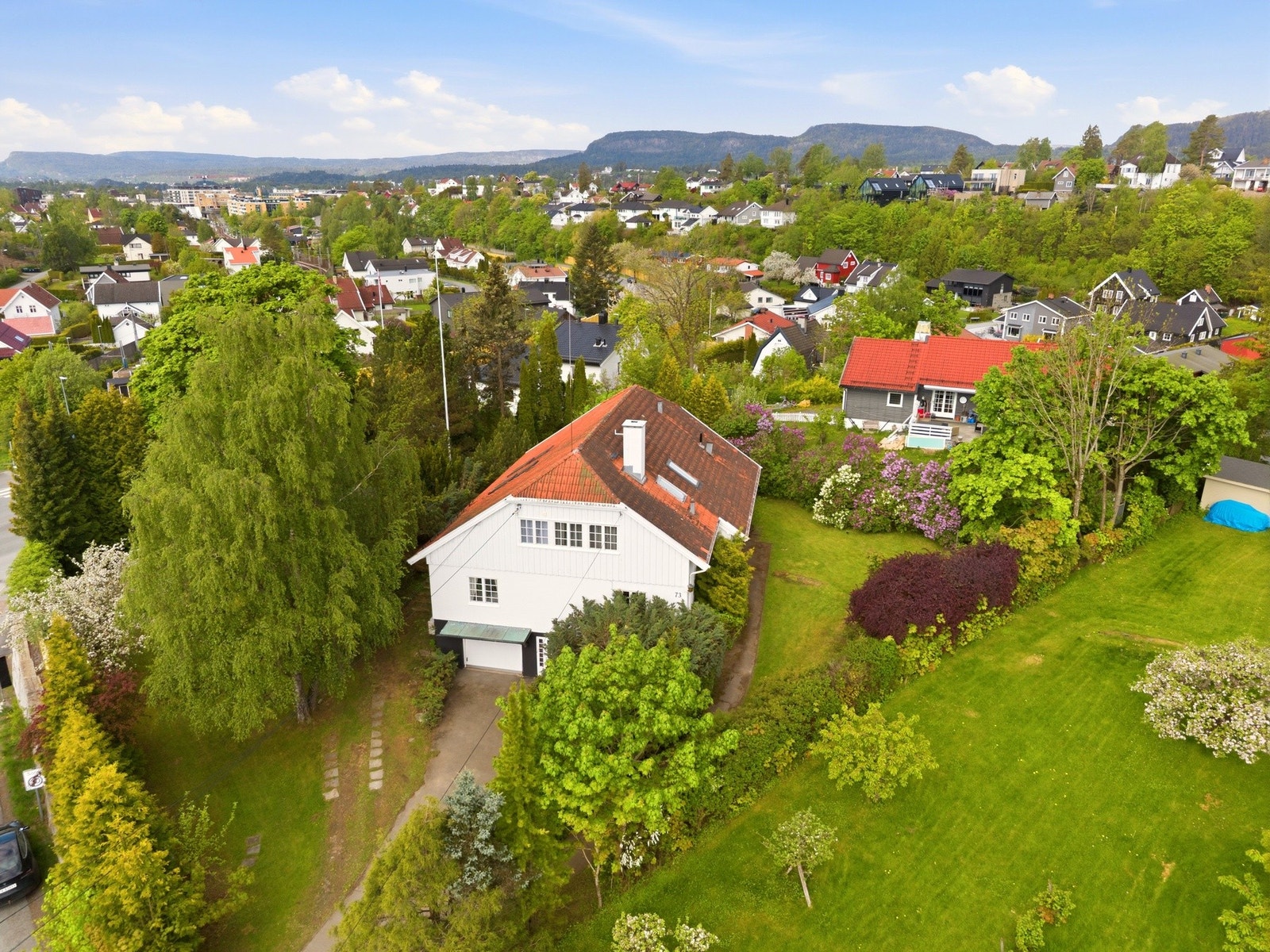 Boligen sogner til Grav barneskole og ligger i gangavstand til Ringstabekk ungdomsskole, Nadderud vgs, NTG Bærum, Oslo International School og Steinerskolen. Galleribilde