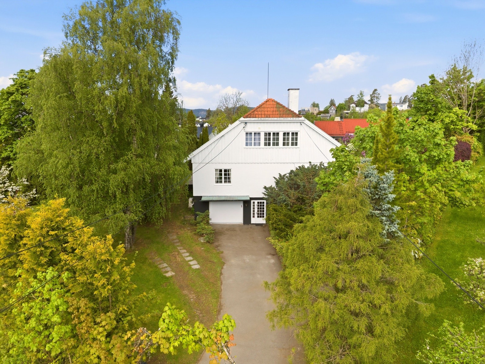 Parkering for en bil i garasjen samt god plass til flere biler på gårdsplassen. Galleribilde