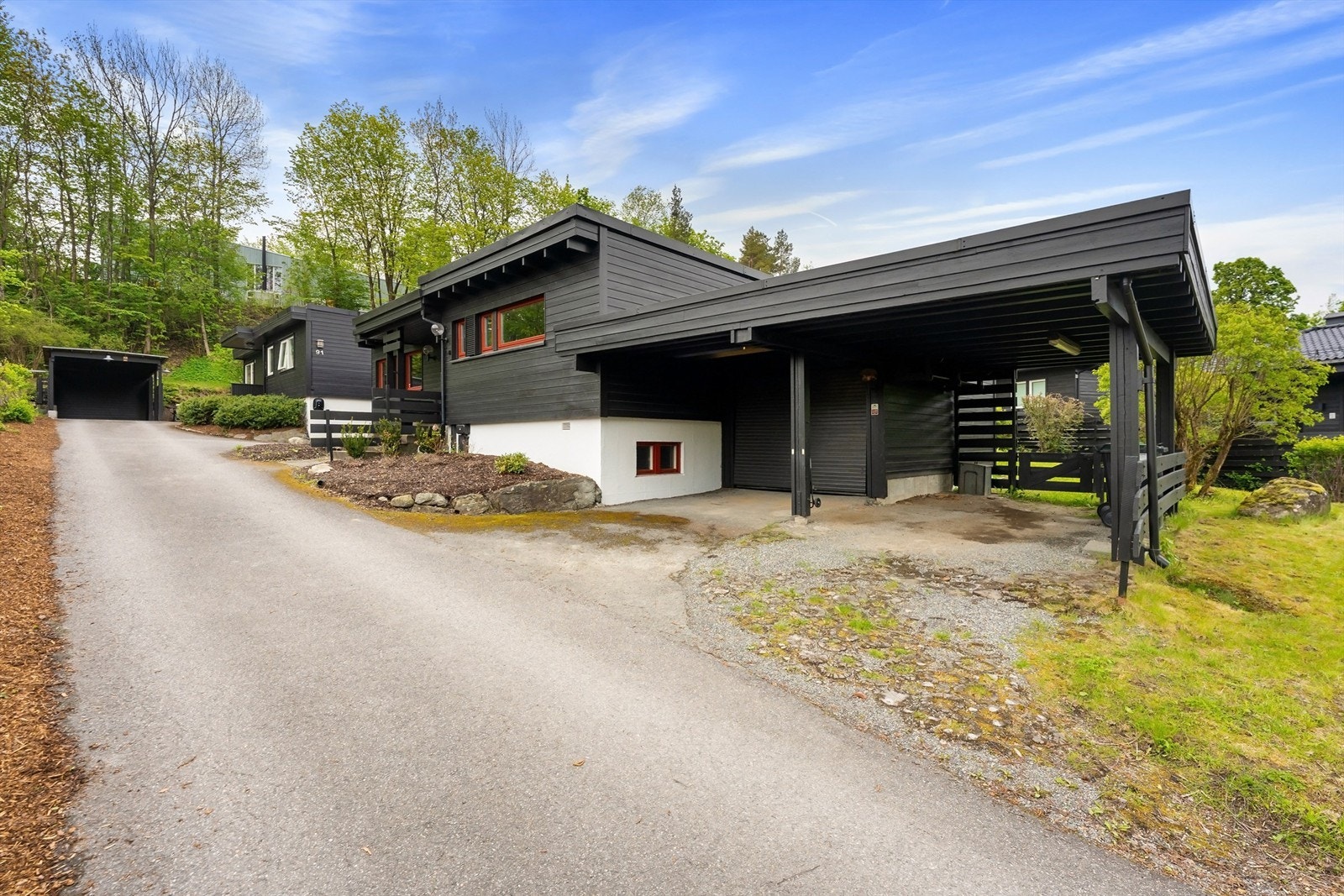 Boligen har garasje og carport samt mulighet til å sette biler på egen tomt Galleribilde