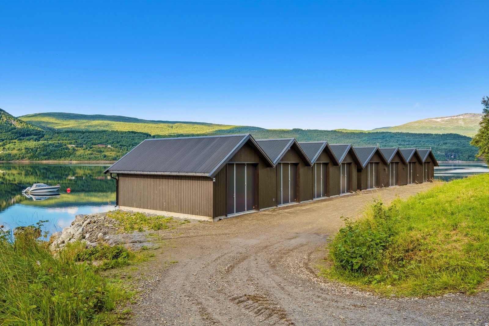 Naustet ligger som nr. 3 fra høyre i bildet og er på ca. 40 kvm. Galleribilde
