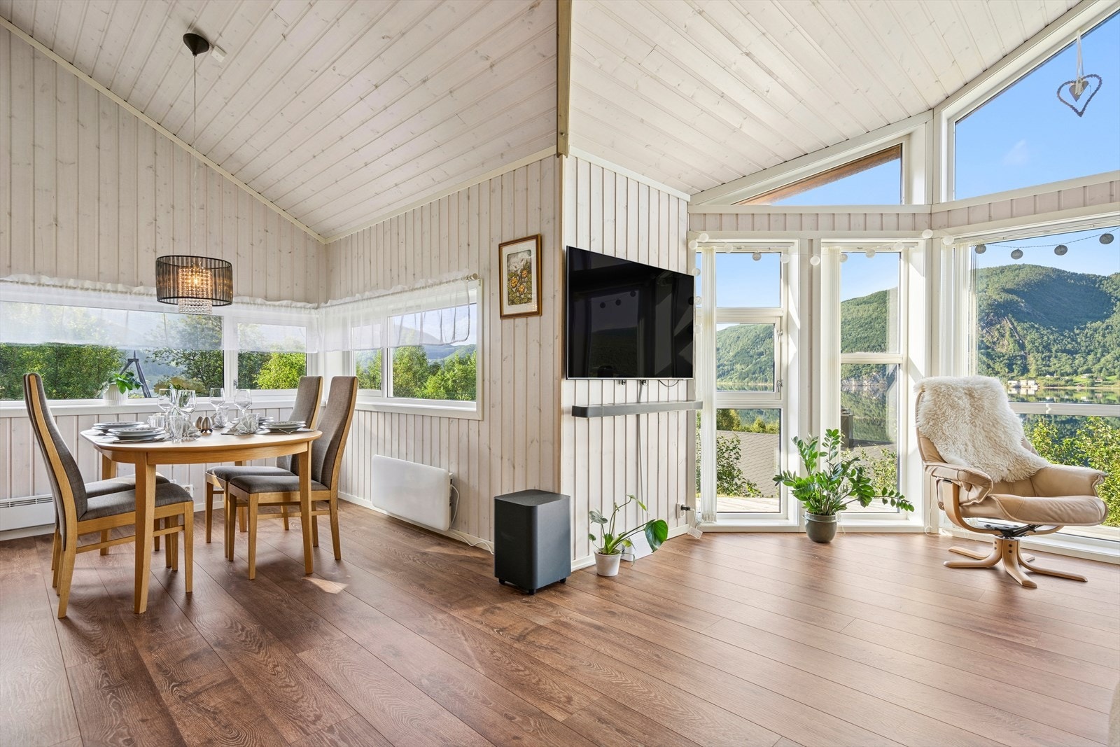 Som sett på bildene er det plass til flere soner i stuen og hvor spiseseksjonen får en naturlig plassering mellom stue og kjøkken. Galleribilde