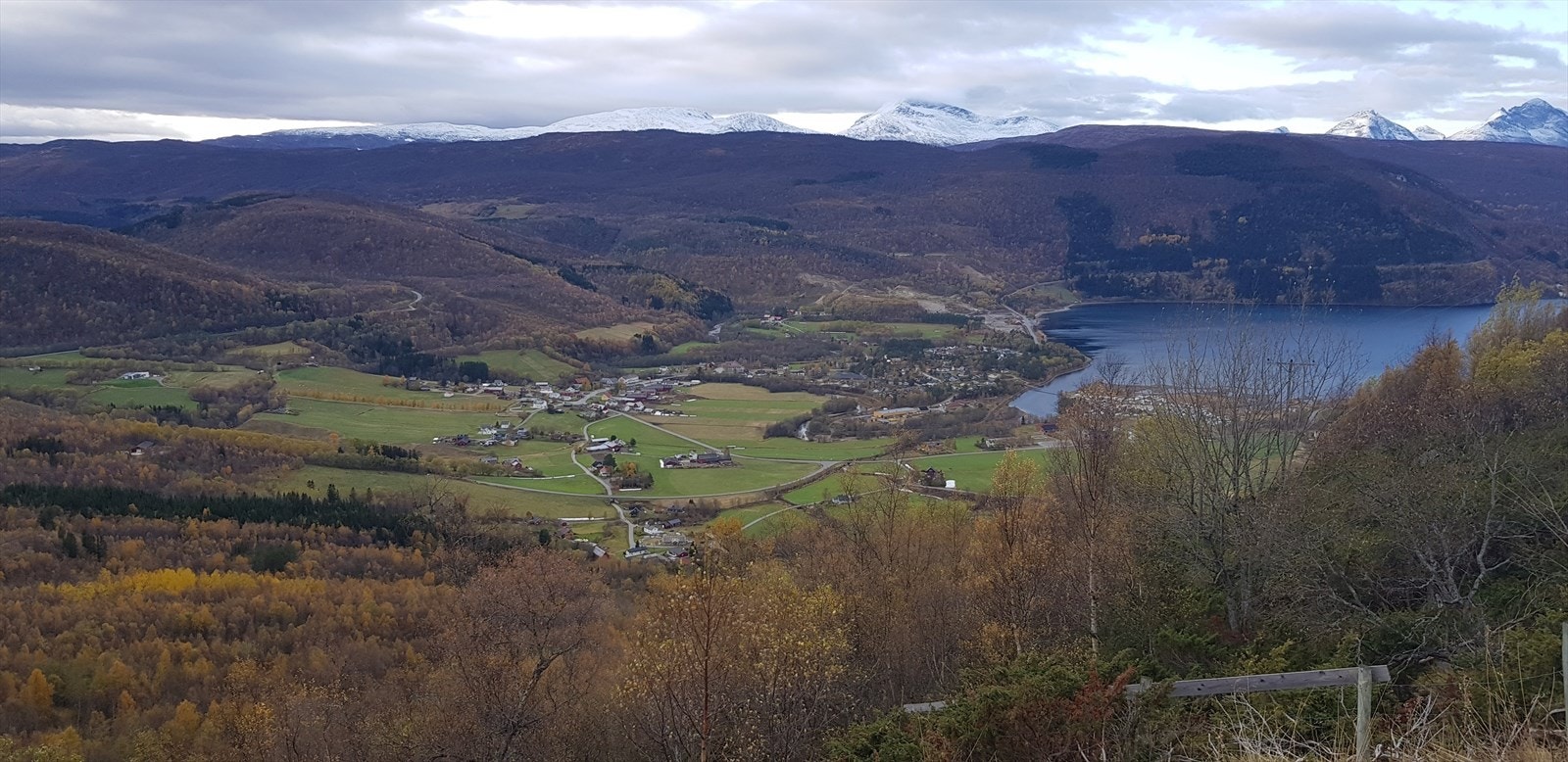 I området er det et flust av turmuligheter, her oppe mot Skaret/Rognlivatnet, sett med utsikt mot Misvær. Galleribilde