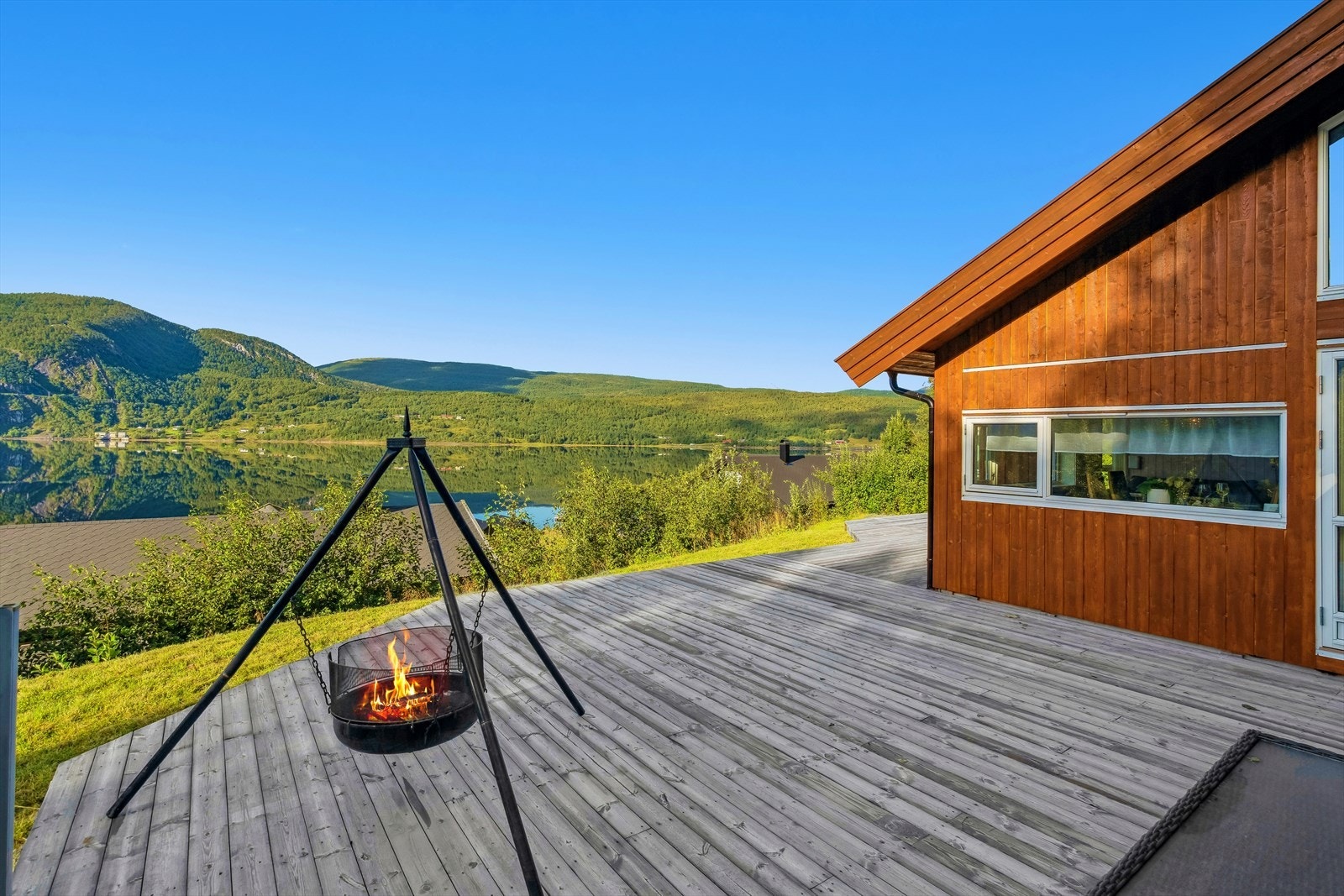 Fra stuen er det utgang til hyttens solrike terrasse og uteområder. Galleribilde