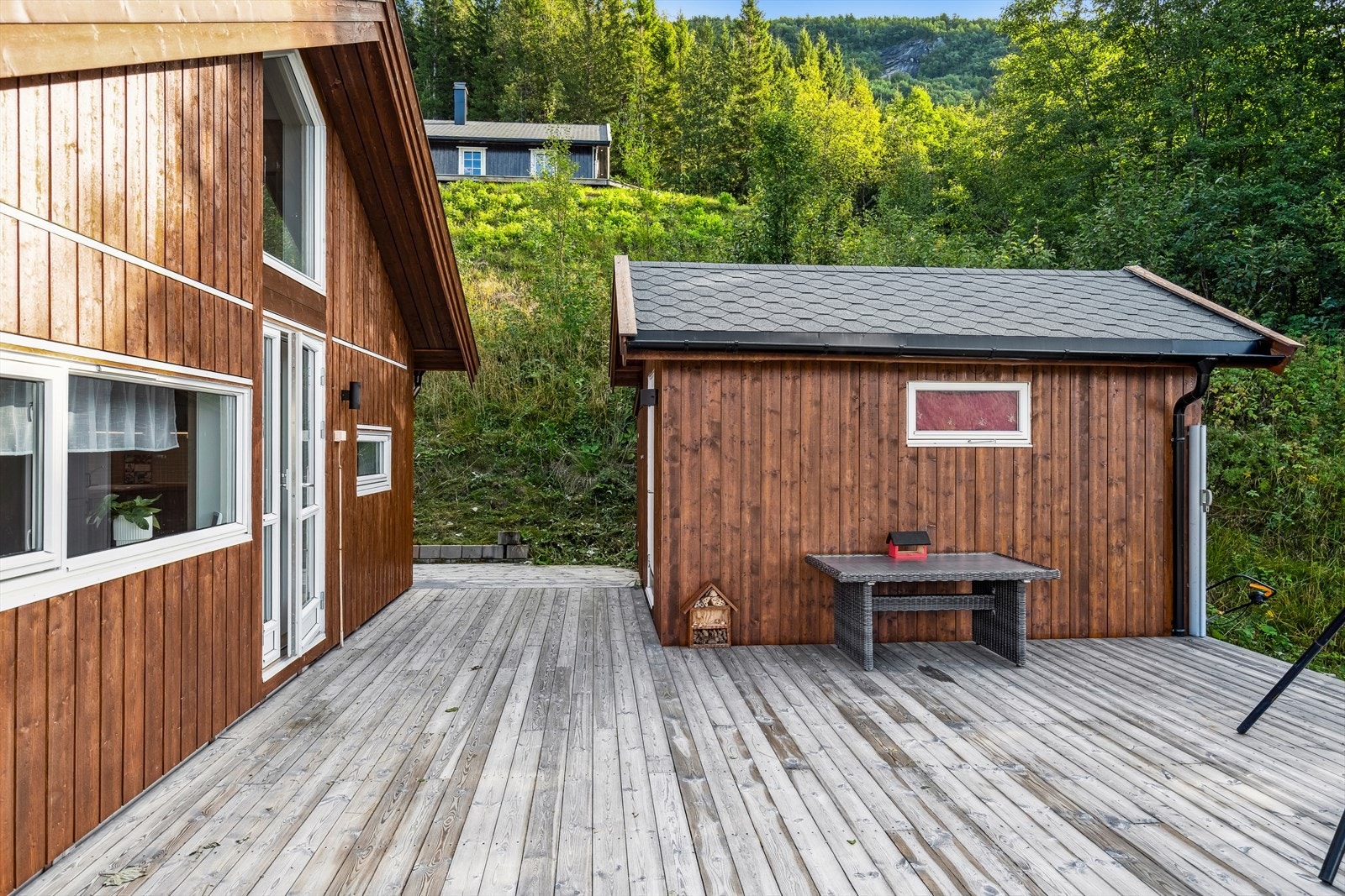 Oppført uthus som gir godt med lagringsplass til utemøbler og annet redskap. Galleribilde
