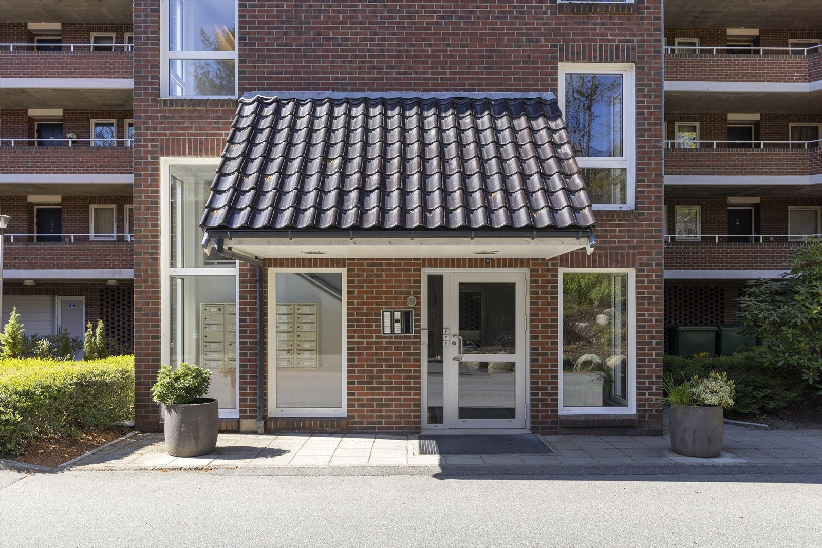 Velholdt inngangsparti til et veldrevet sameie med 32 boligseksjoner. Galleribilde