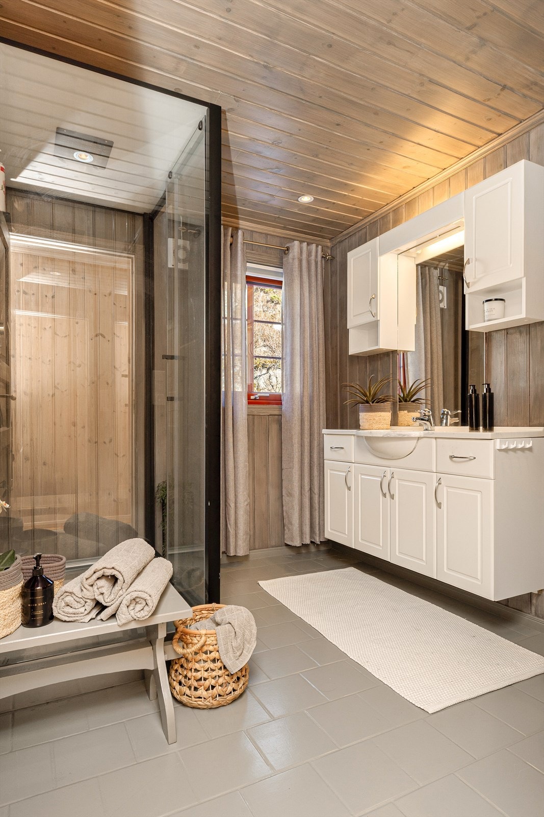 Ventilasjon på badet via elektrisk styrt vifte. Galleribilde