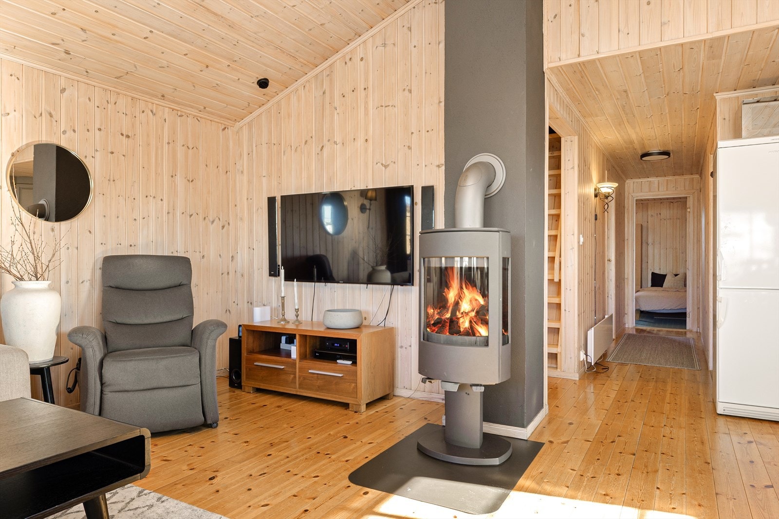 En effektiv vedovn sørger for ekstra varme og hygge i stuen. Galleribilde