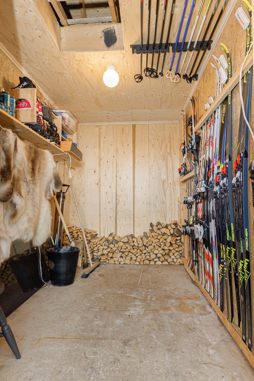 Romslig utvendig bod med god plass til oppbevaring av ski, ved og utstyr. Galleribilde
