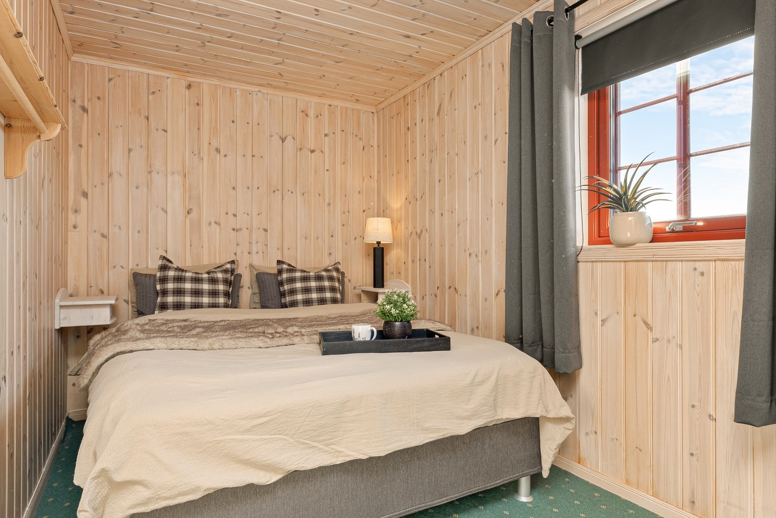 Soverom med plass til dobbeltseng og utsikt mot naturen. Galleribilde