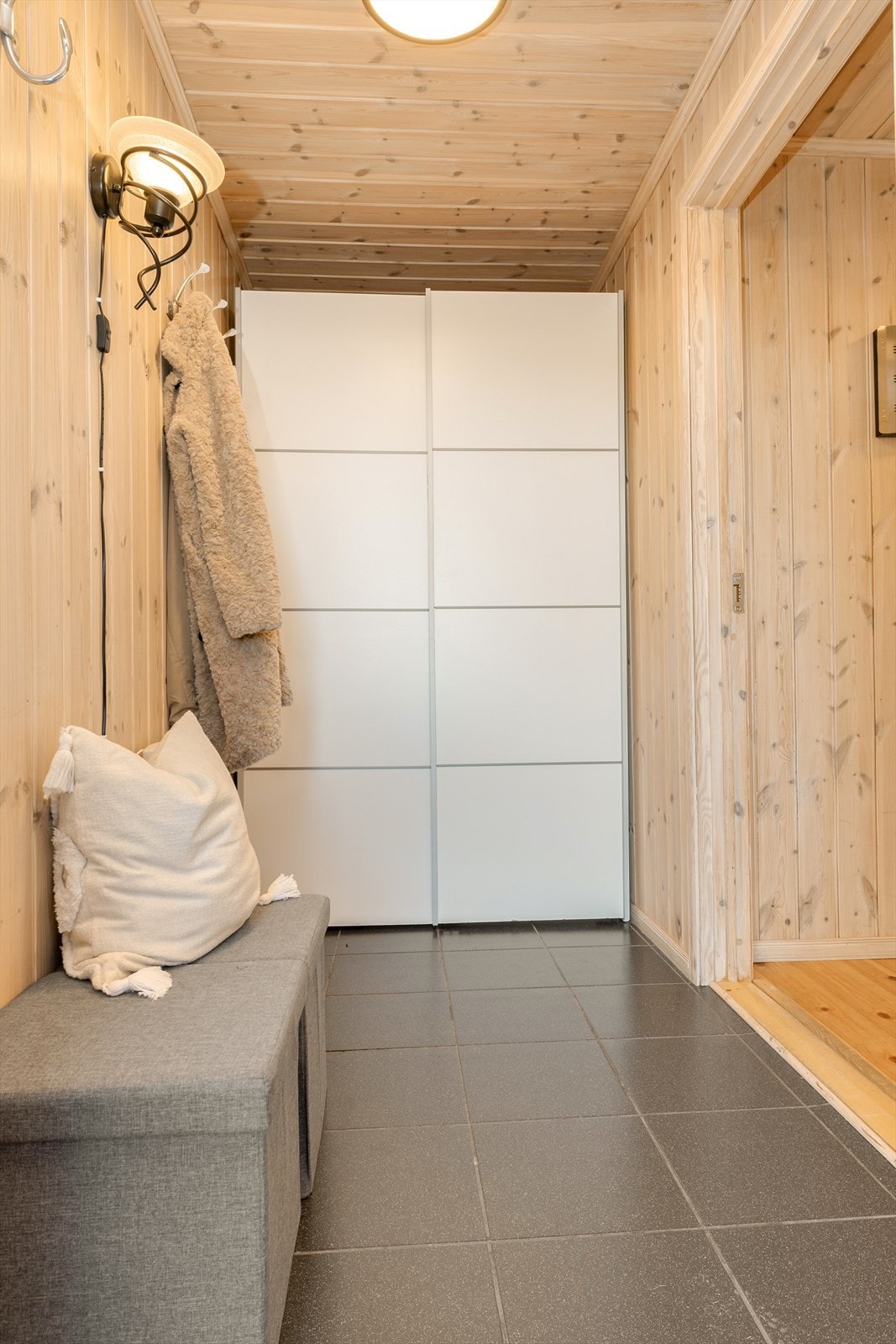 Entréen har flislagt gulv med varmekabler, og god plass til oppbevaring av yttertøy. Galleribilde