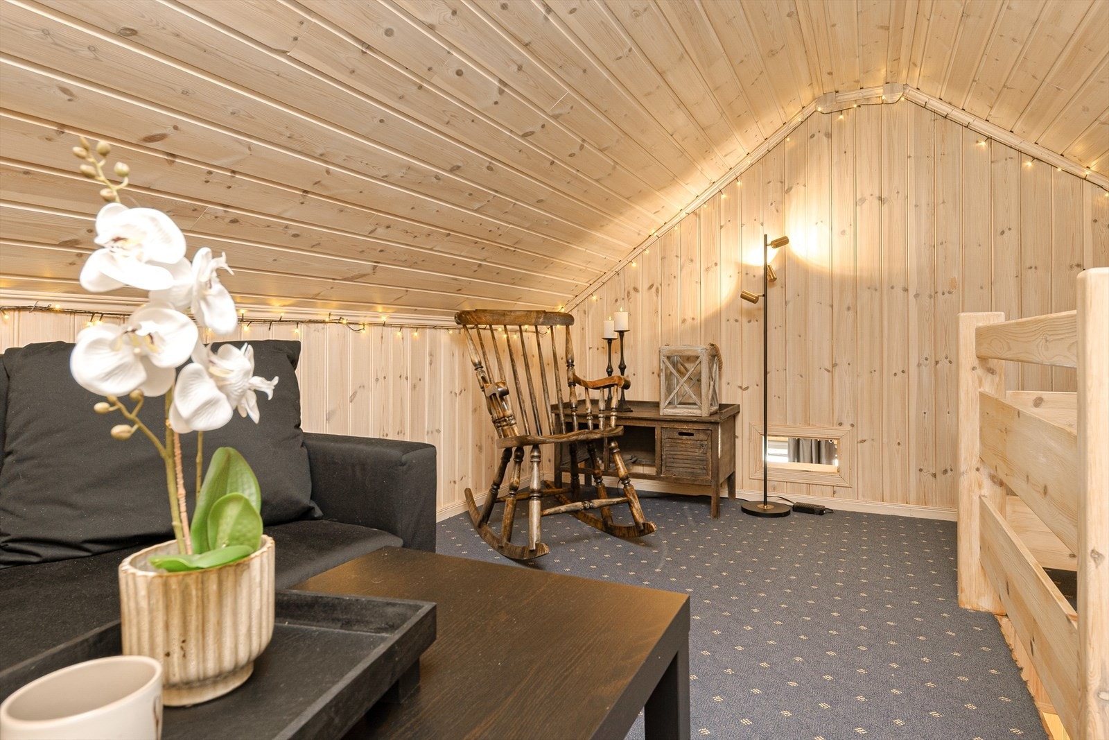 Hemsen er innredet som en ekstra, hyggelig loftstue. Galleribilde