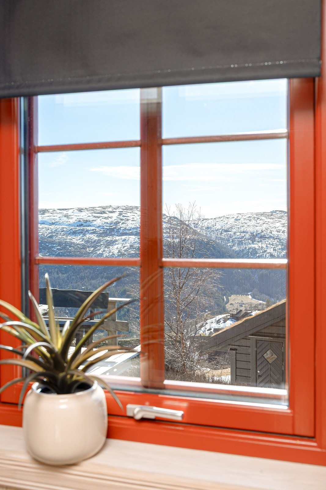 Fra vinduene i stuen har man en vidstrakt utsikt over fjellheimen. Galleribilde