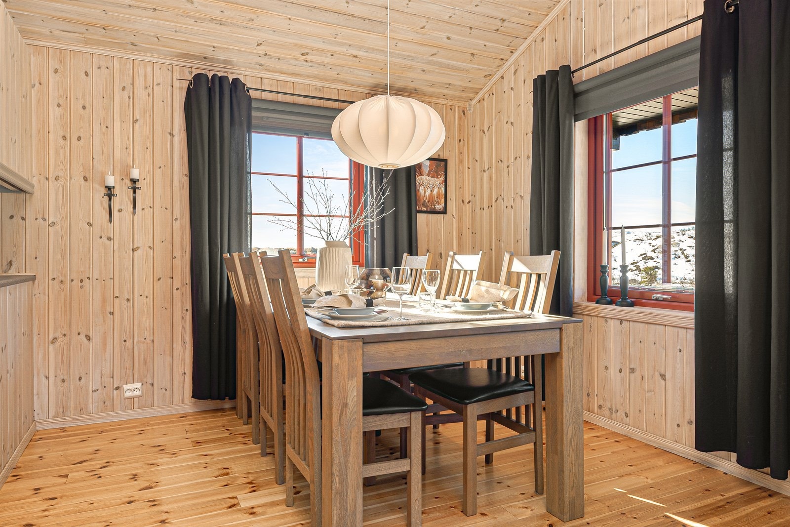 Spiseplassen er plassert ved vinduet, med utsikt mot fjellandskapet. Galleribilde