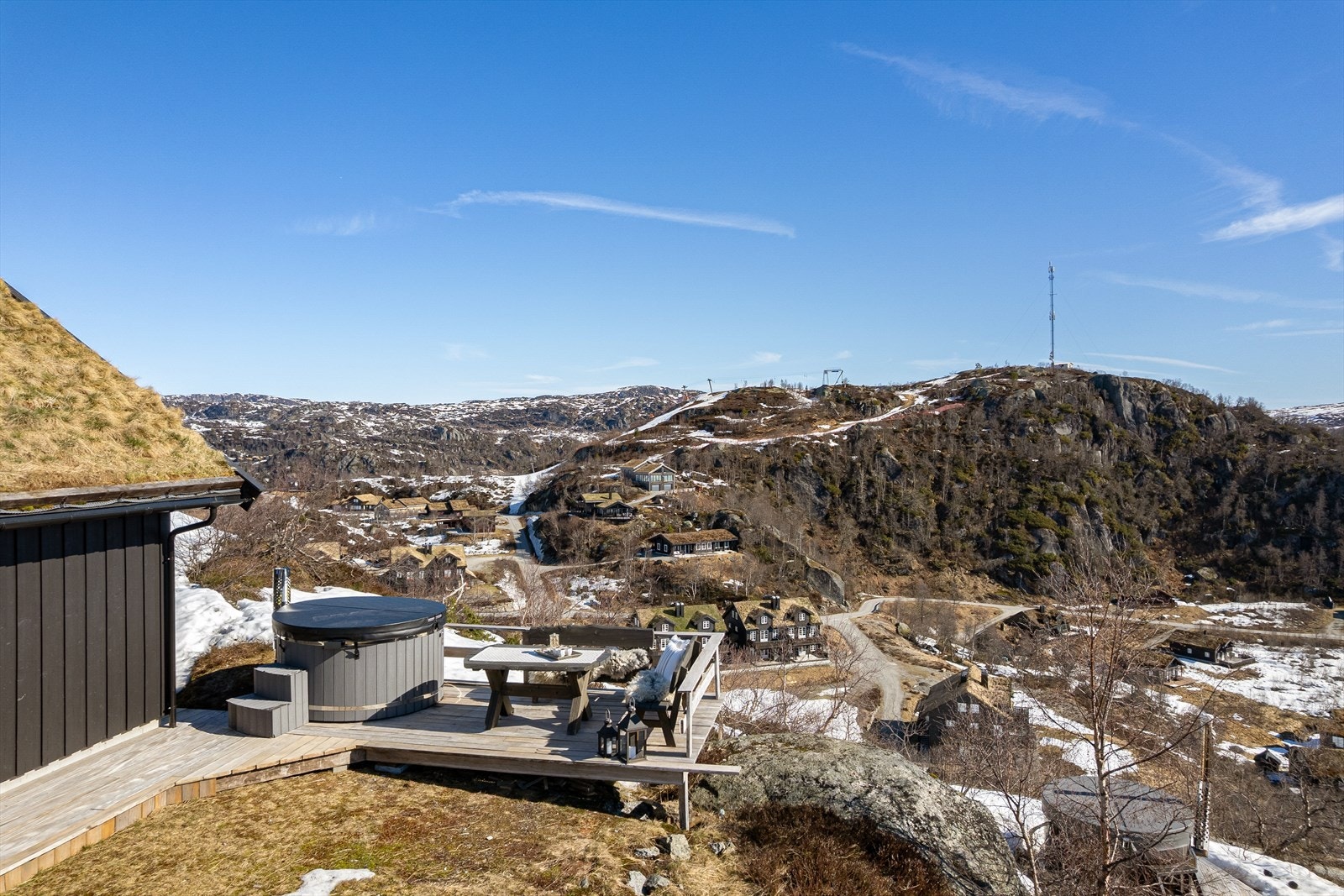 Tomten er pent opparbeidet og ligger høyt og fritt i terrenget. Galleribilde