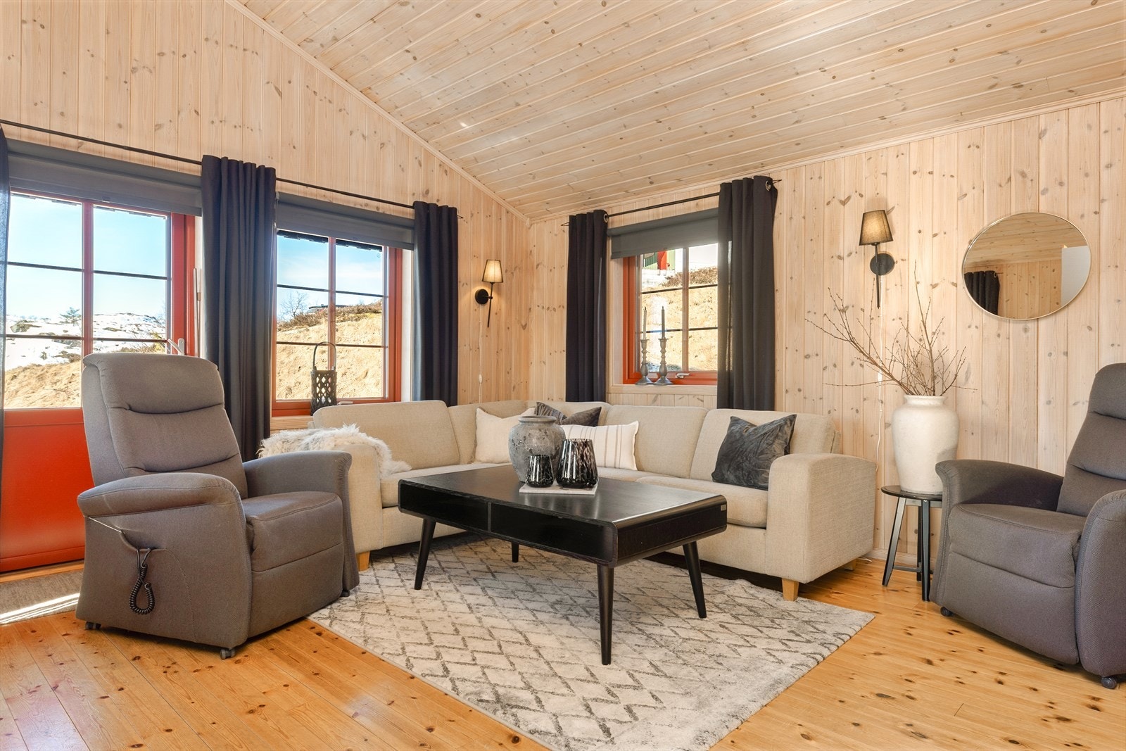 Stuen har god plass til en romslig sofagruppe. Galleribilde