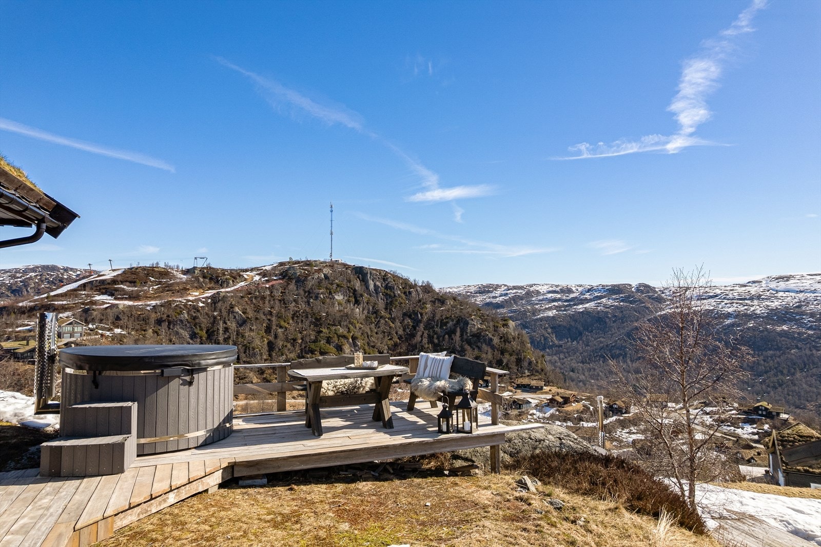 Fra den store terrassen har man flott utsikt mot fjellene og alpinanlegget. Galleribilde
