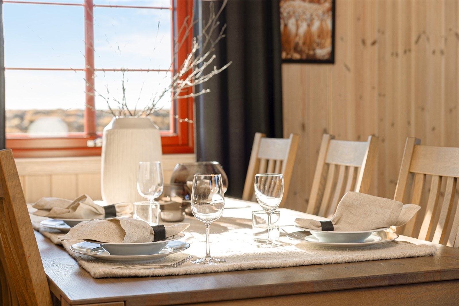 Spisestuen har plass til langbord for familie og venner. Galleribilde