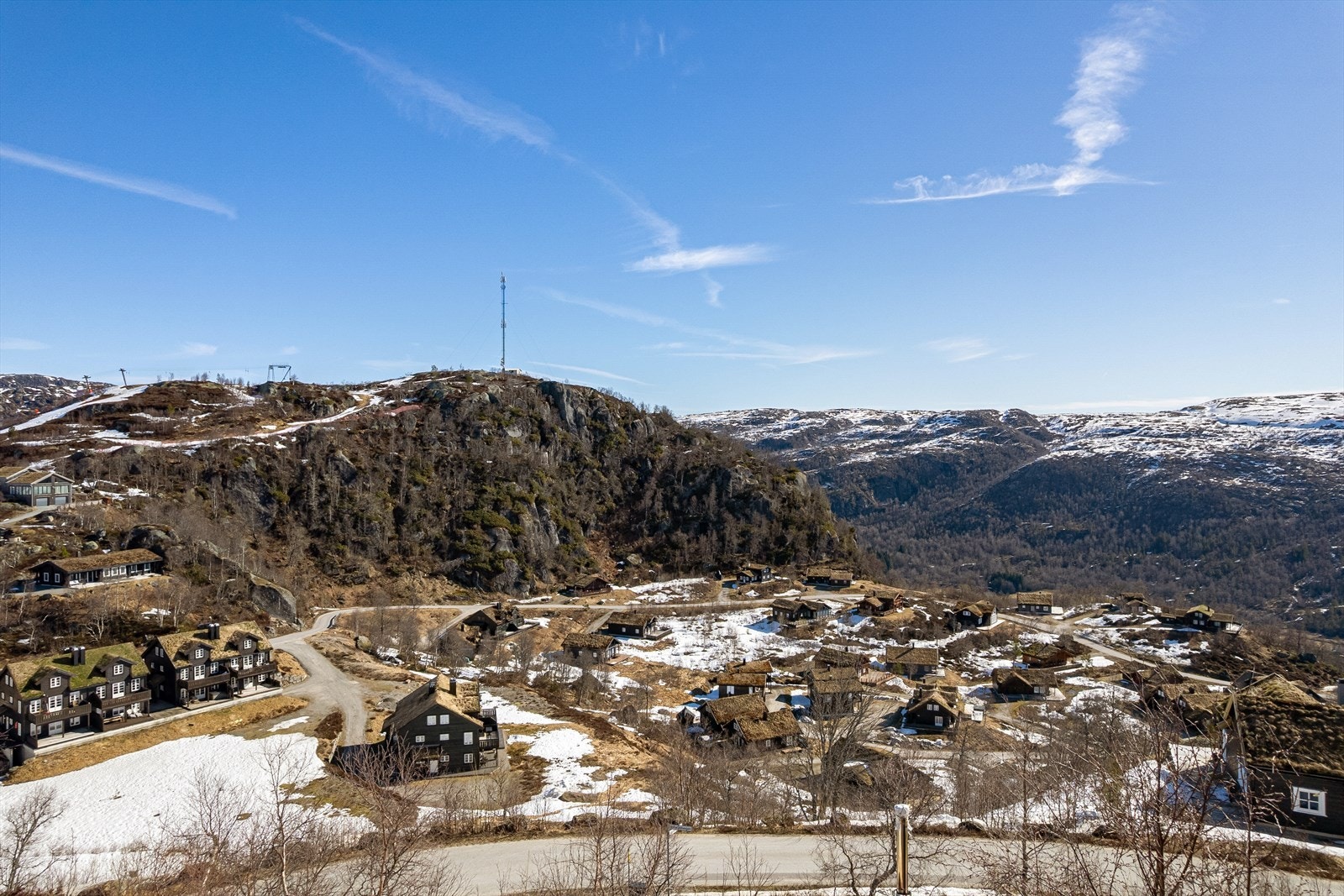 Hytta ligger i et etablert og populært hytteområde på Ljosland. Galleribilde