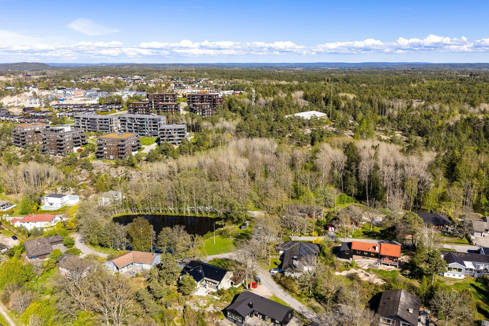 Her bor du i et etablert og trivelig boligområde hvor høyvokste løvtrær, variert bebyggelse og naturen rundt skaper en lun og særegen atmosfære. Galleribilde