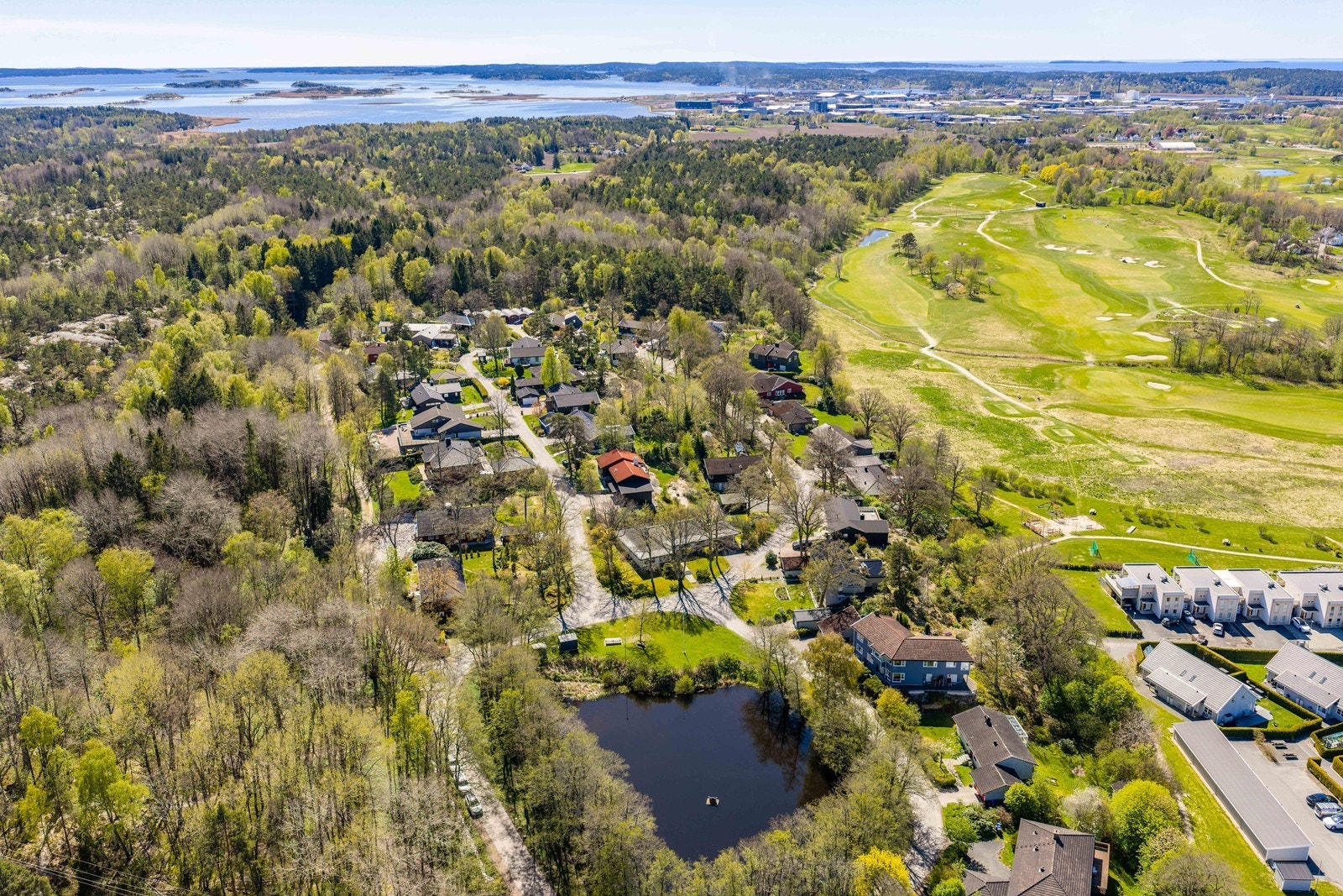 Rett i nærheten finner du flotte tur- og rekreasjonsområder med lysløype, skogsstier og grønne lunger som inviterer til aktivitet året rundt. Galleribilde