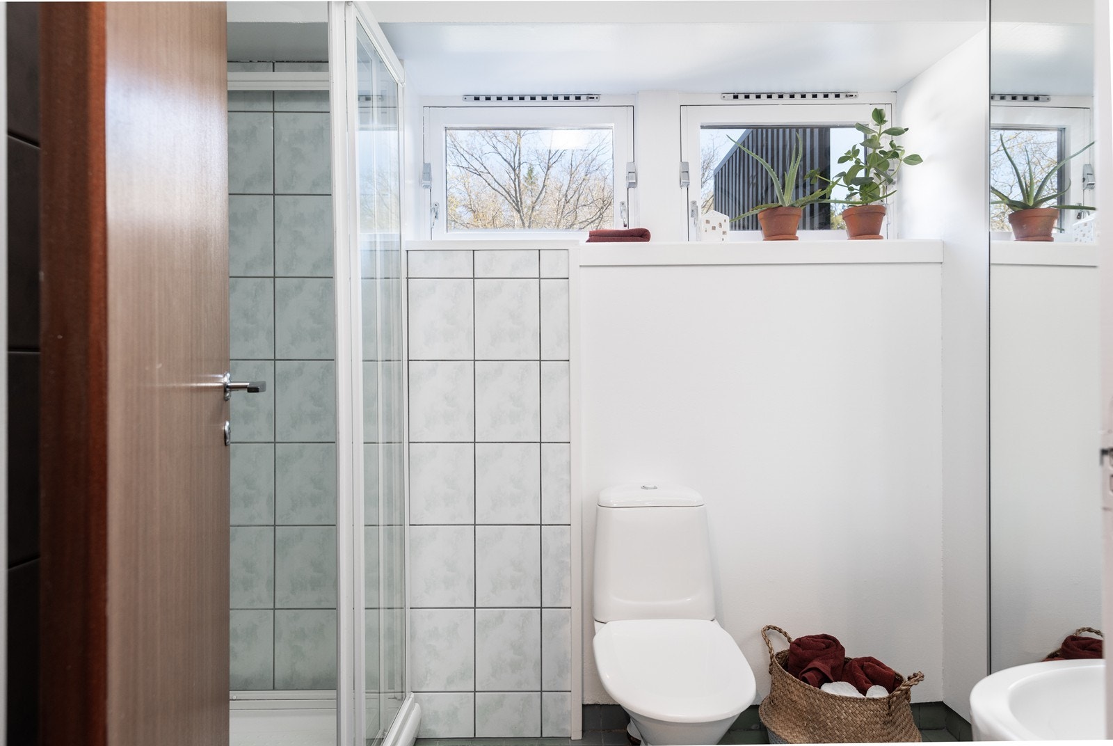 Badet i underetasjen fra byggeår. Galleribilde